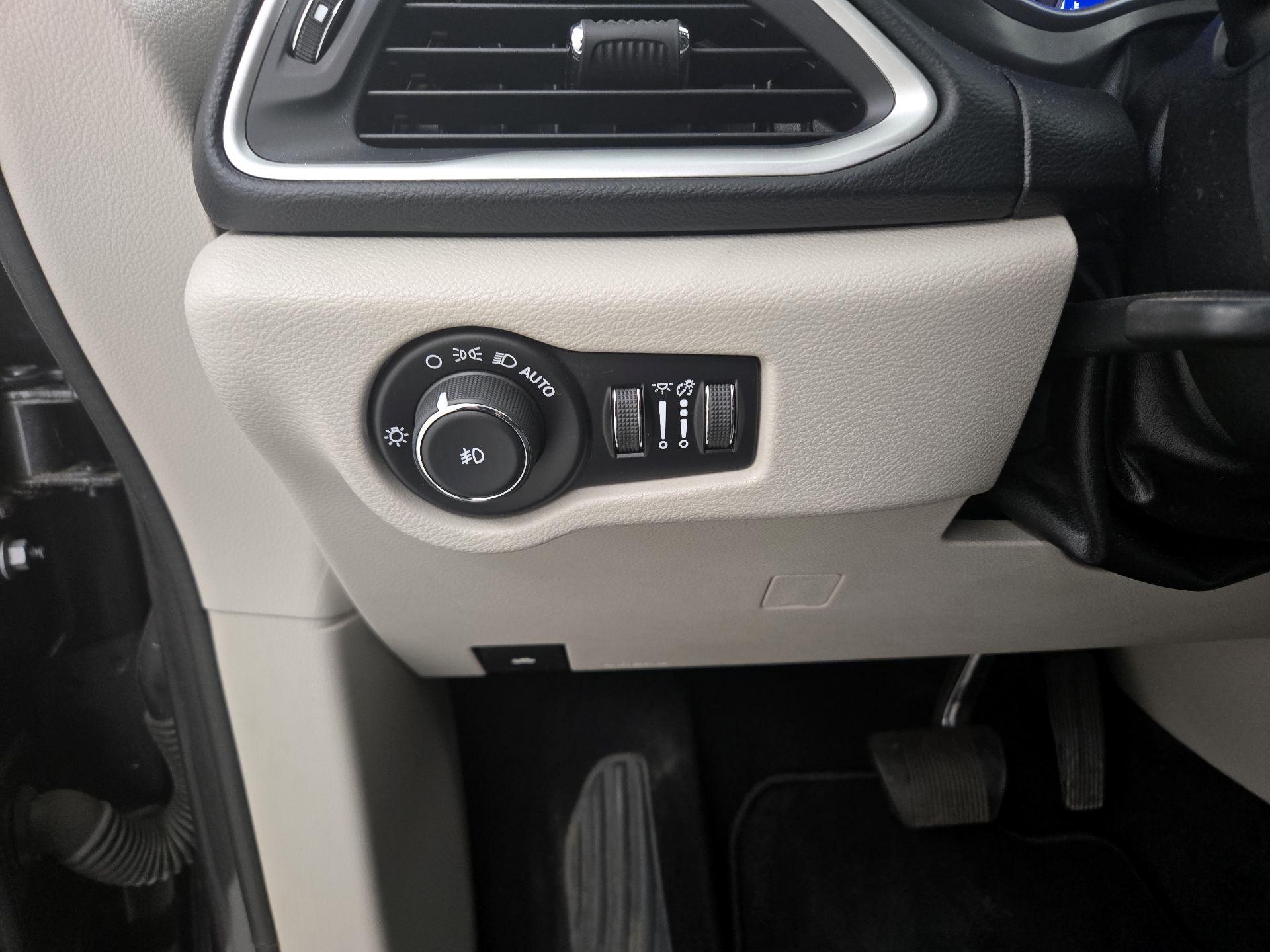 Thumbnail: 2020 Chrysler Pacifica - 13