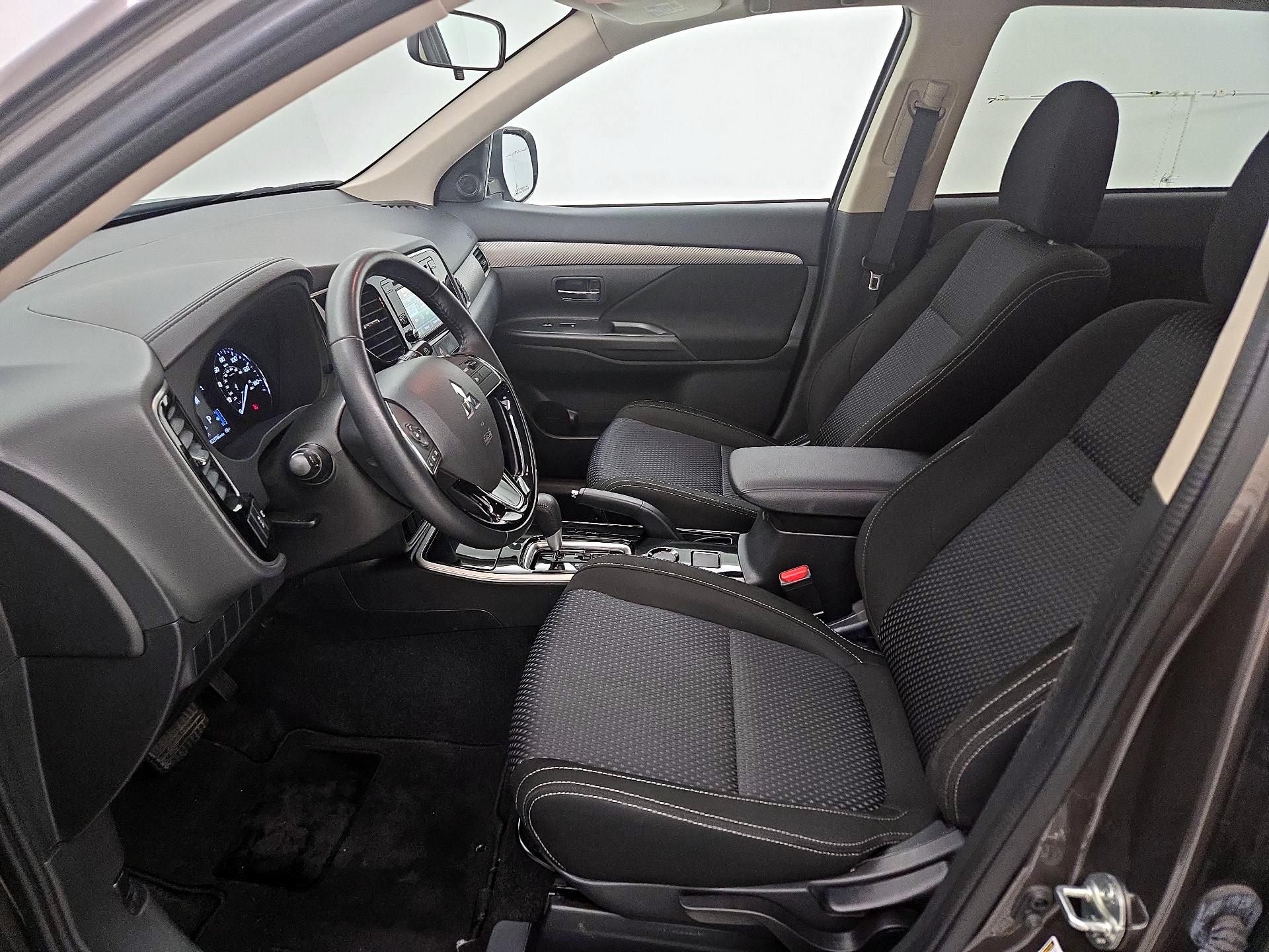 Thumbnail: 2017 Mitsubishi Outlander - 11