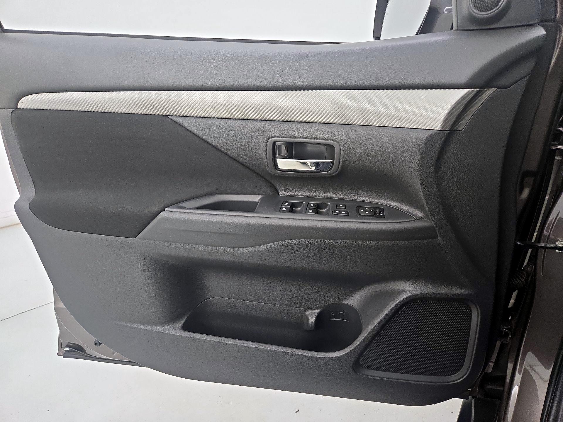 Thumbnail: 2017 Mitsubishi Outlander - 12