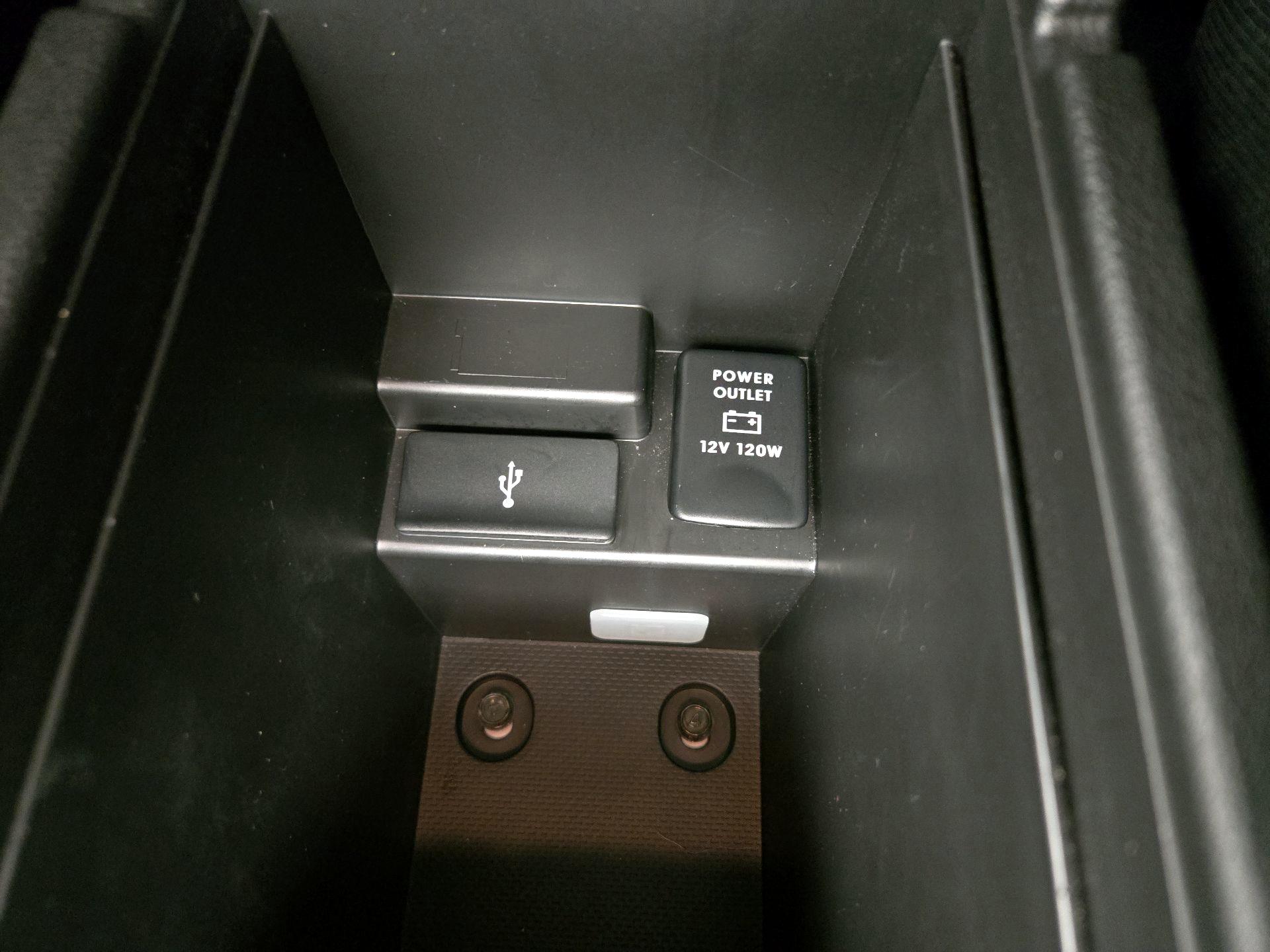 Thumbnail: 2017 Mitsubishi Outlander - 17