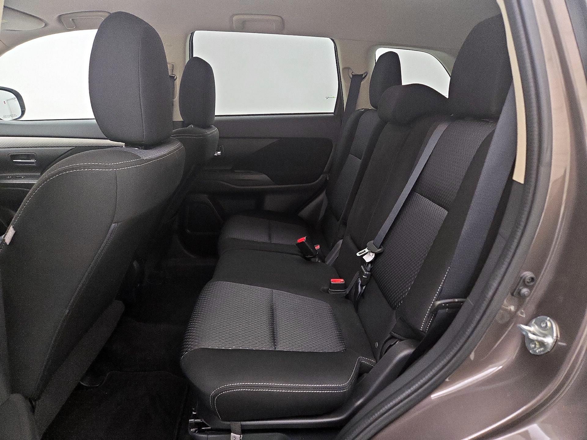 Thumbnail: 2017 Mitsubishi Outlander - 18