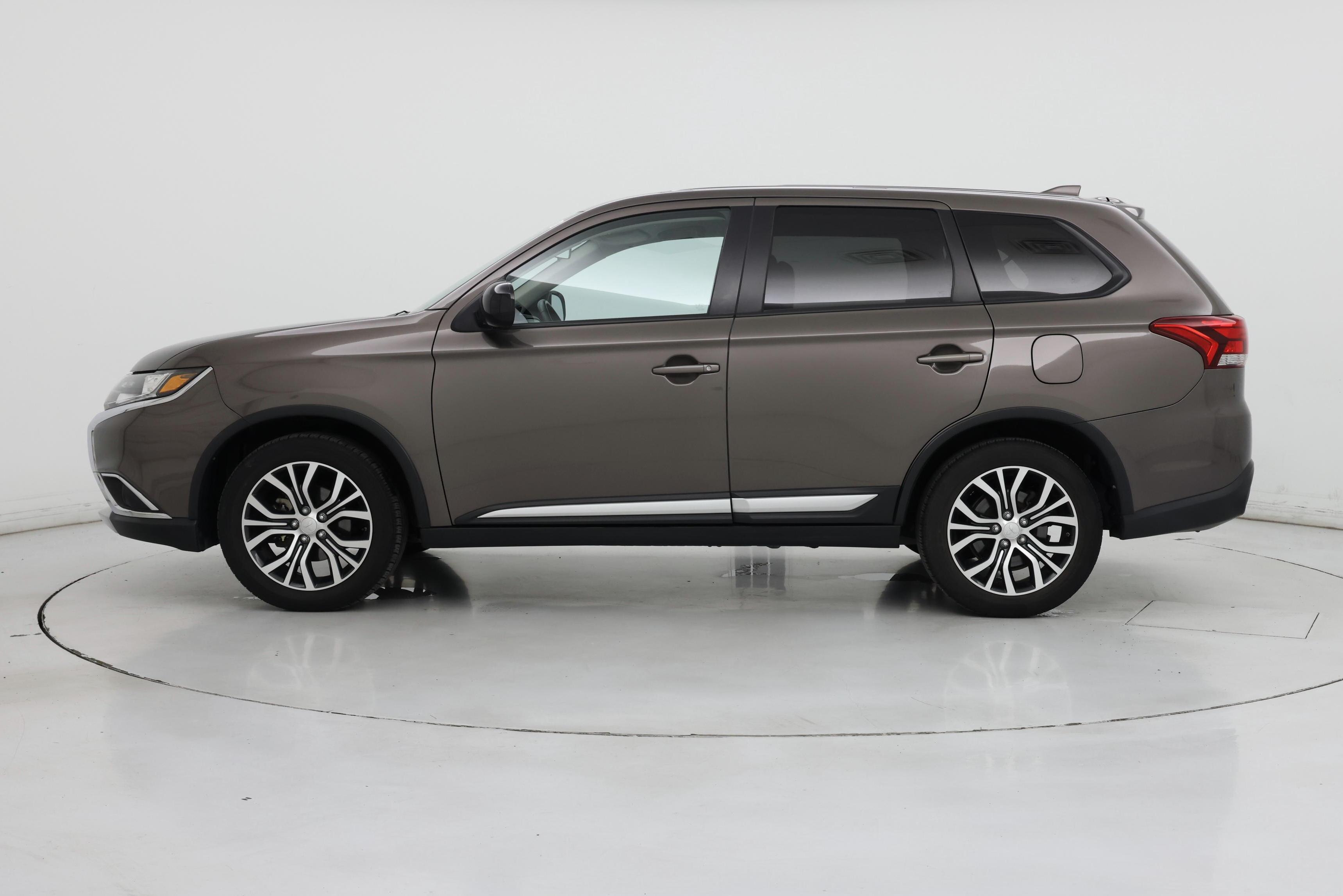 Thumbnail: 2017 Mitsubishi Outlander - 3