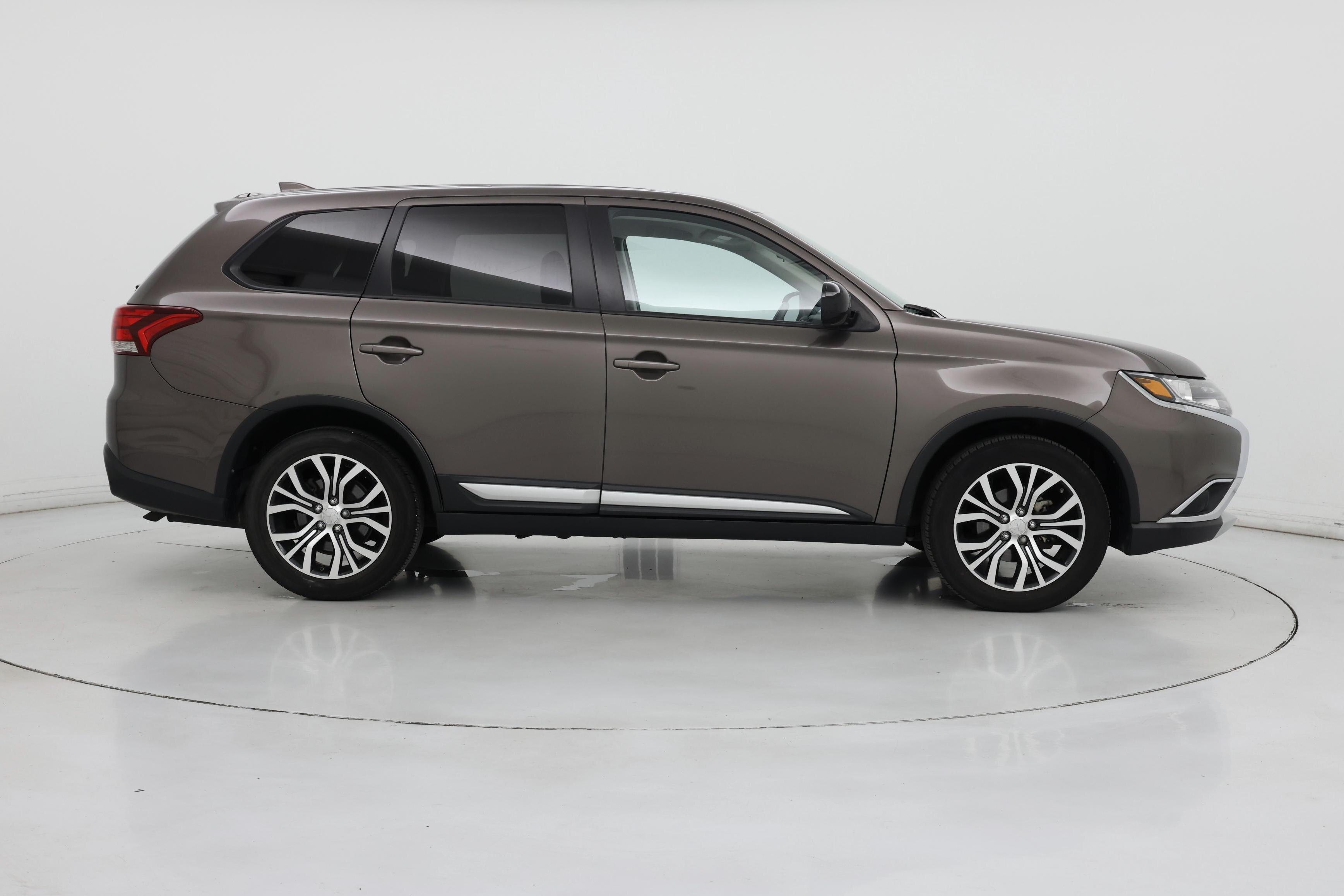 Thumbnail: 2017 Mitsubishi Outlander - 7