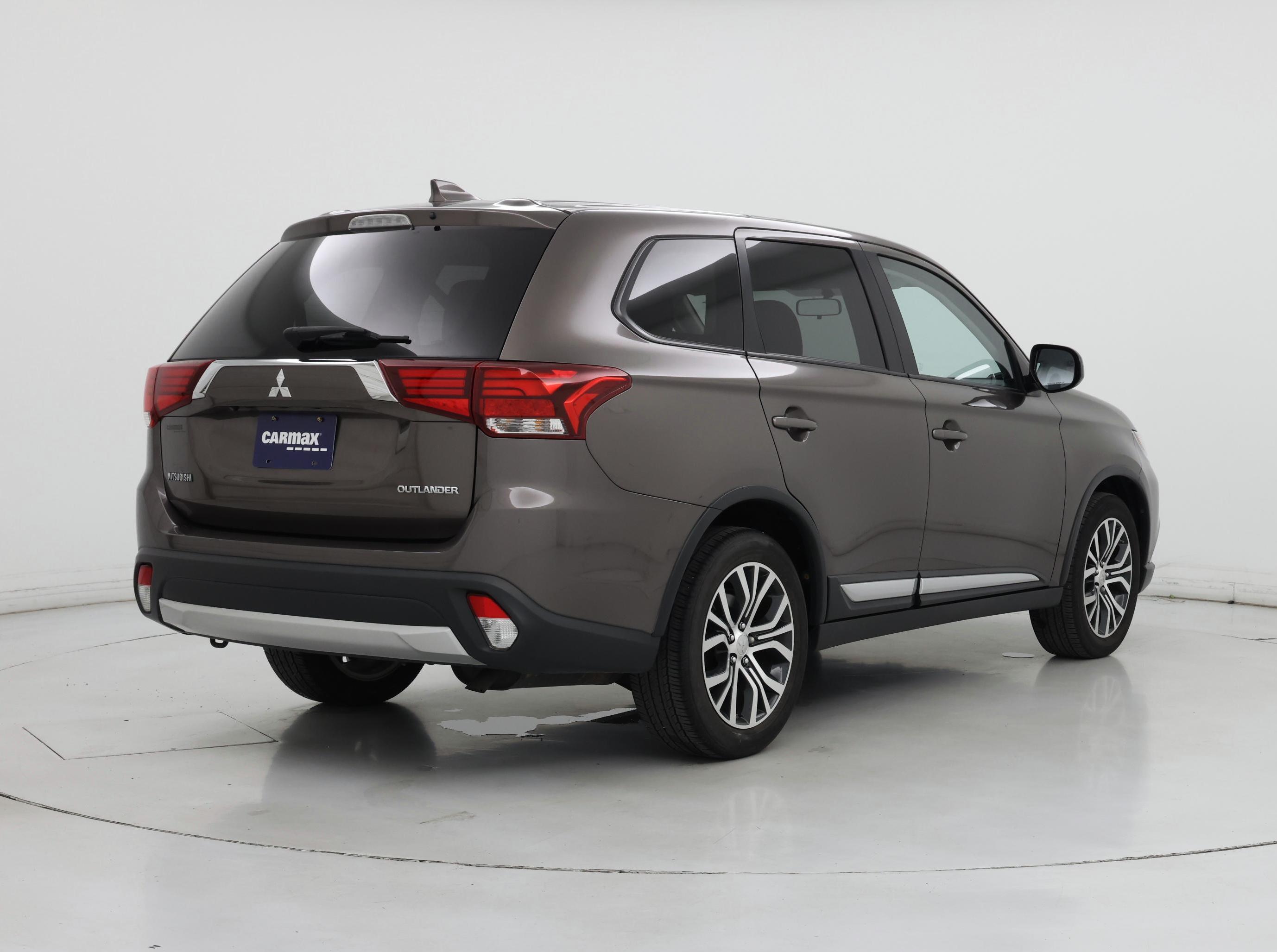 Thumbnail: 2017 Mitsubishi Outlander - 8