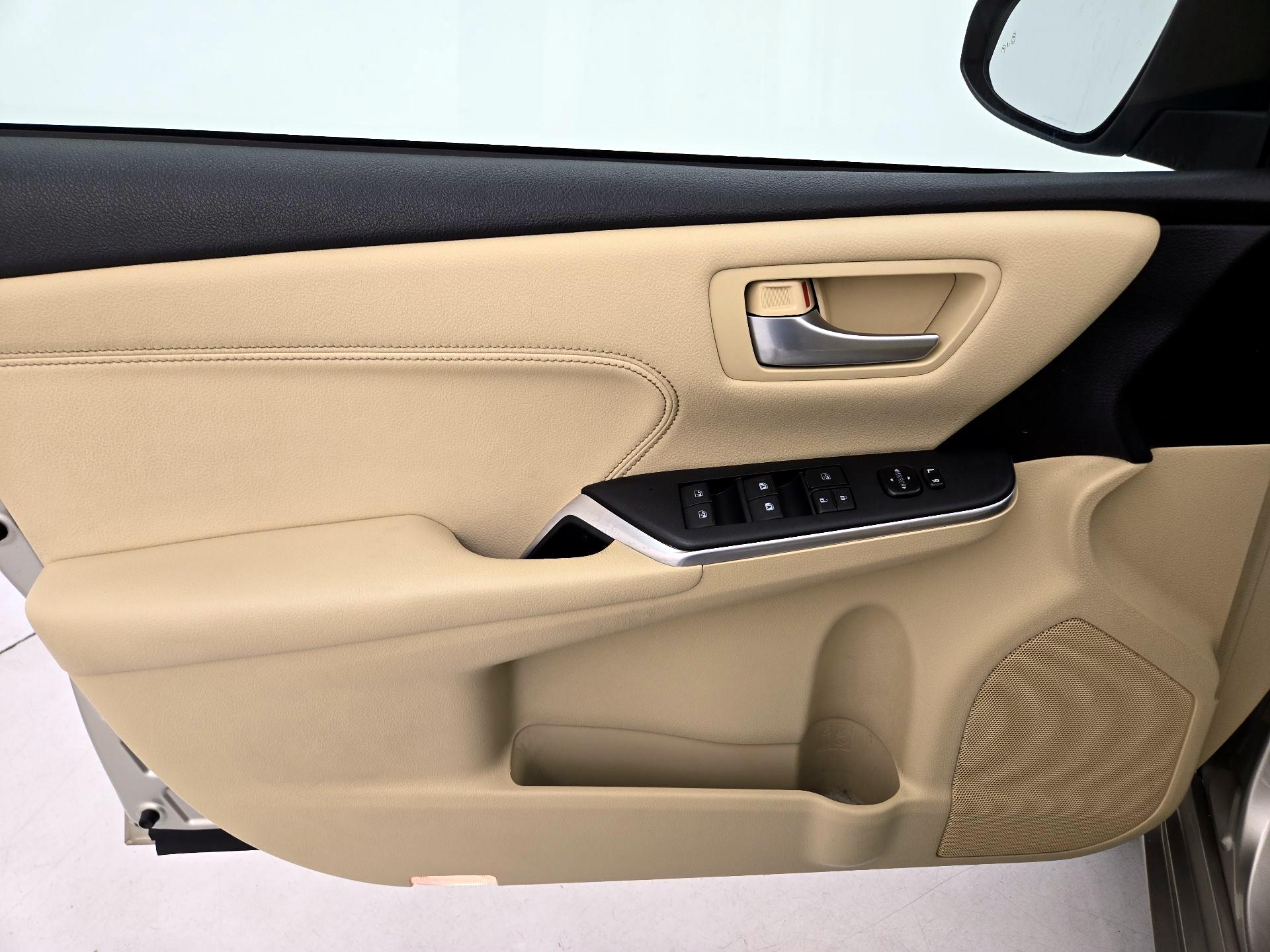 Thumbnail: 2016 Toyota Camry - 12
