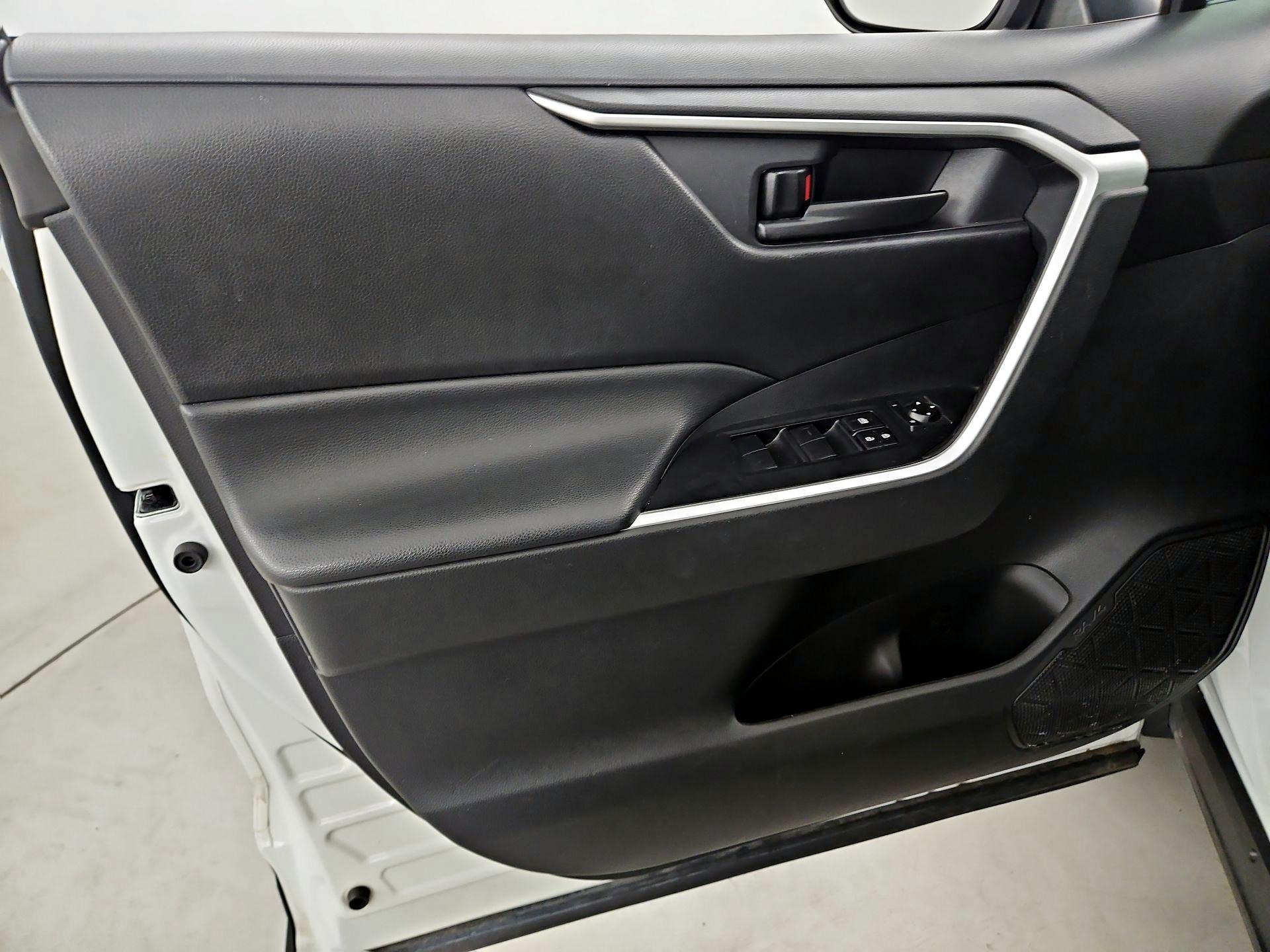 Thumbnail: 2020 Toyota RAV4 - 12