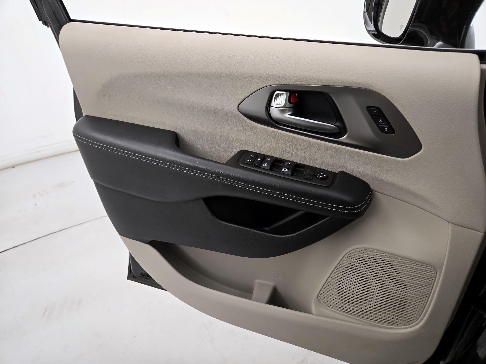 Thumbnail: 2021 Chrysler Pacifica - 12