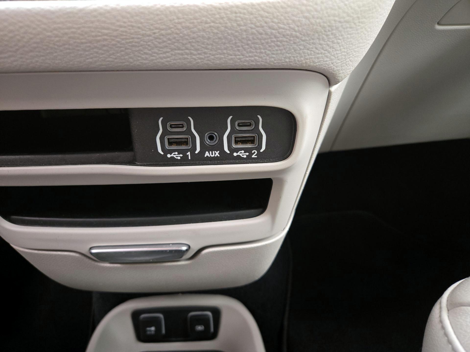Thumbnail: 2021 Chrysler Pacifica - 18
