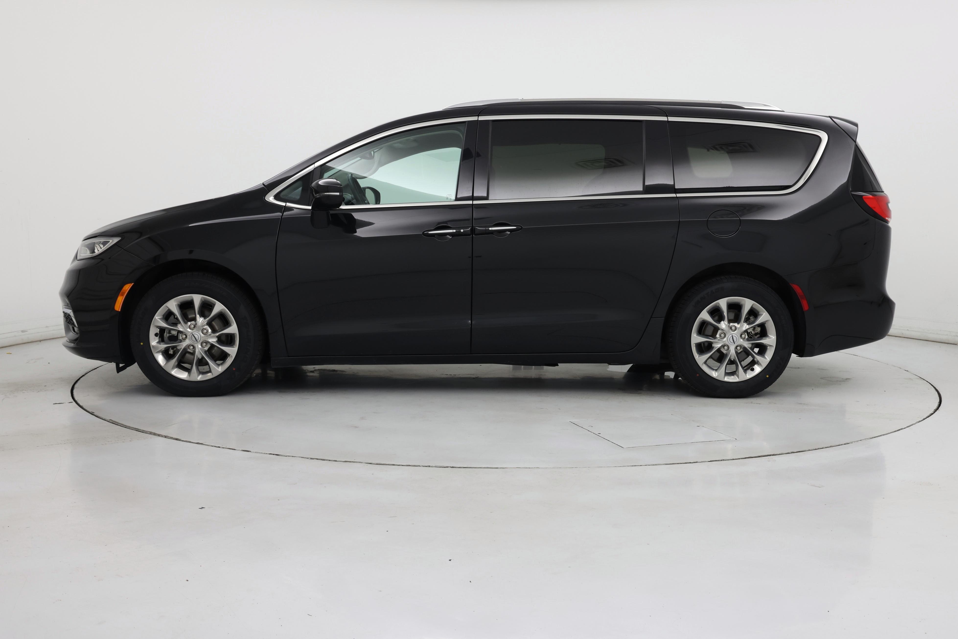 Thumbnail: 2021 Chrysler Pacifica - 3