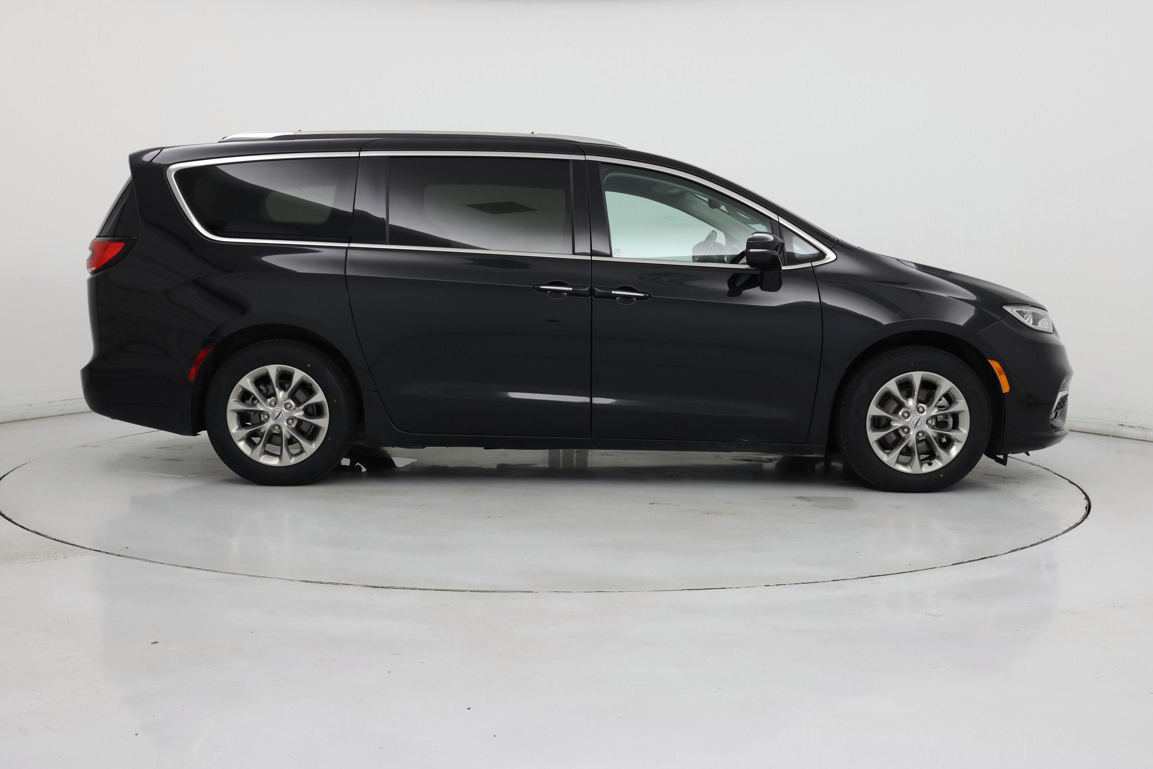 Thumbnail: 2021 Chrysler Pacifica - 7