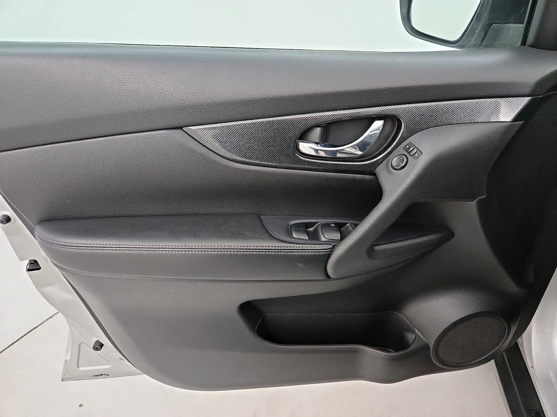 Thumbnail: 2015 Nissan Rogue - 12