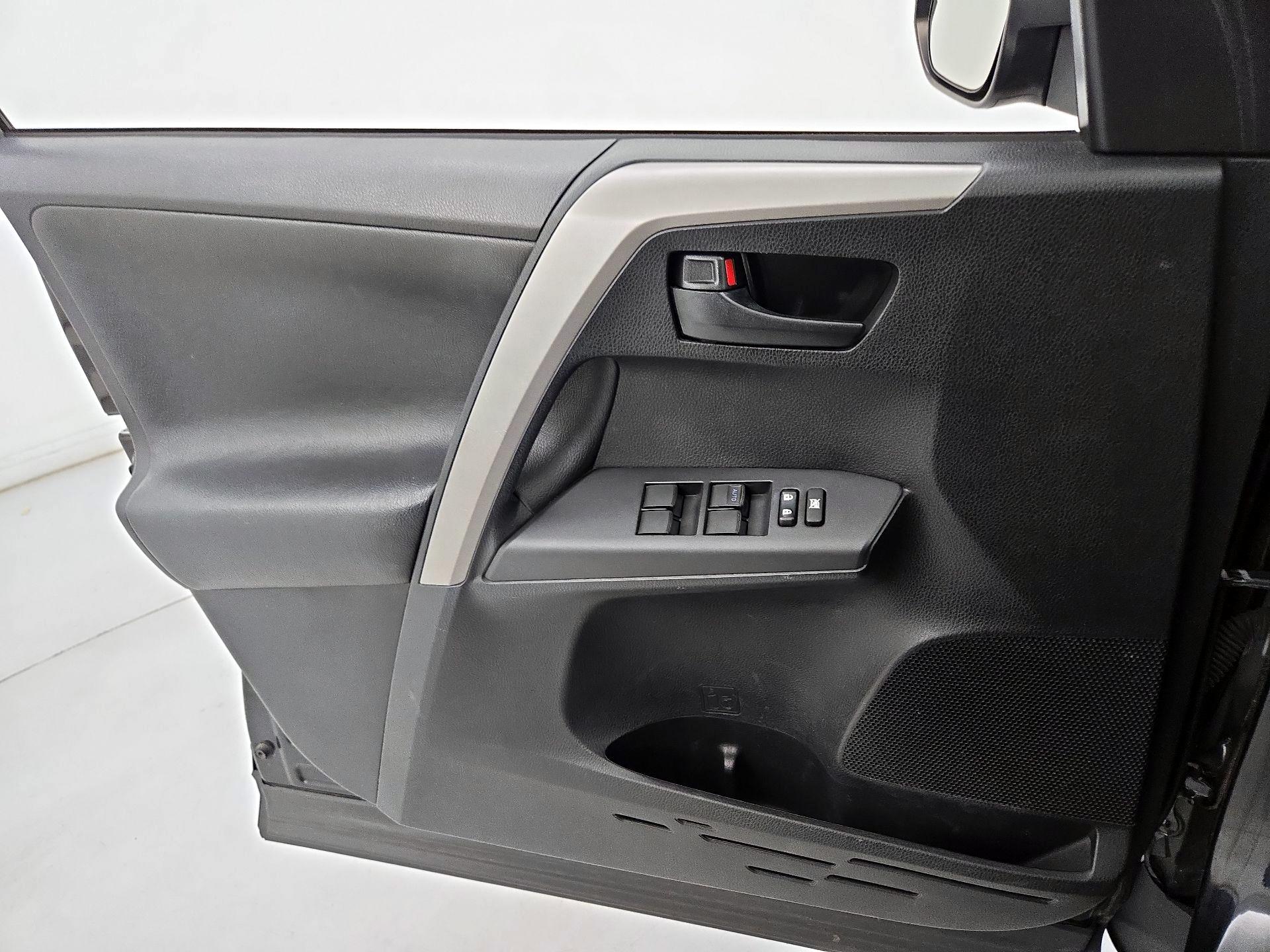 Thumbnail: 2016 Toyota RAV4 - 12