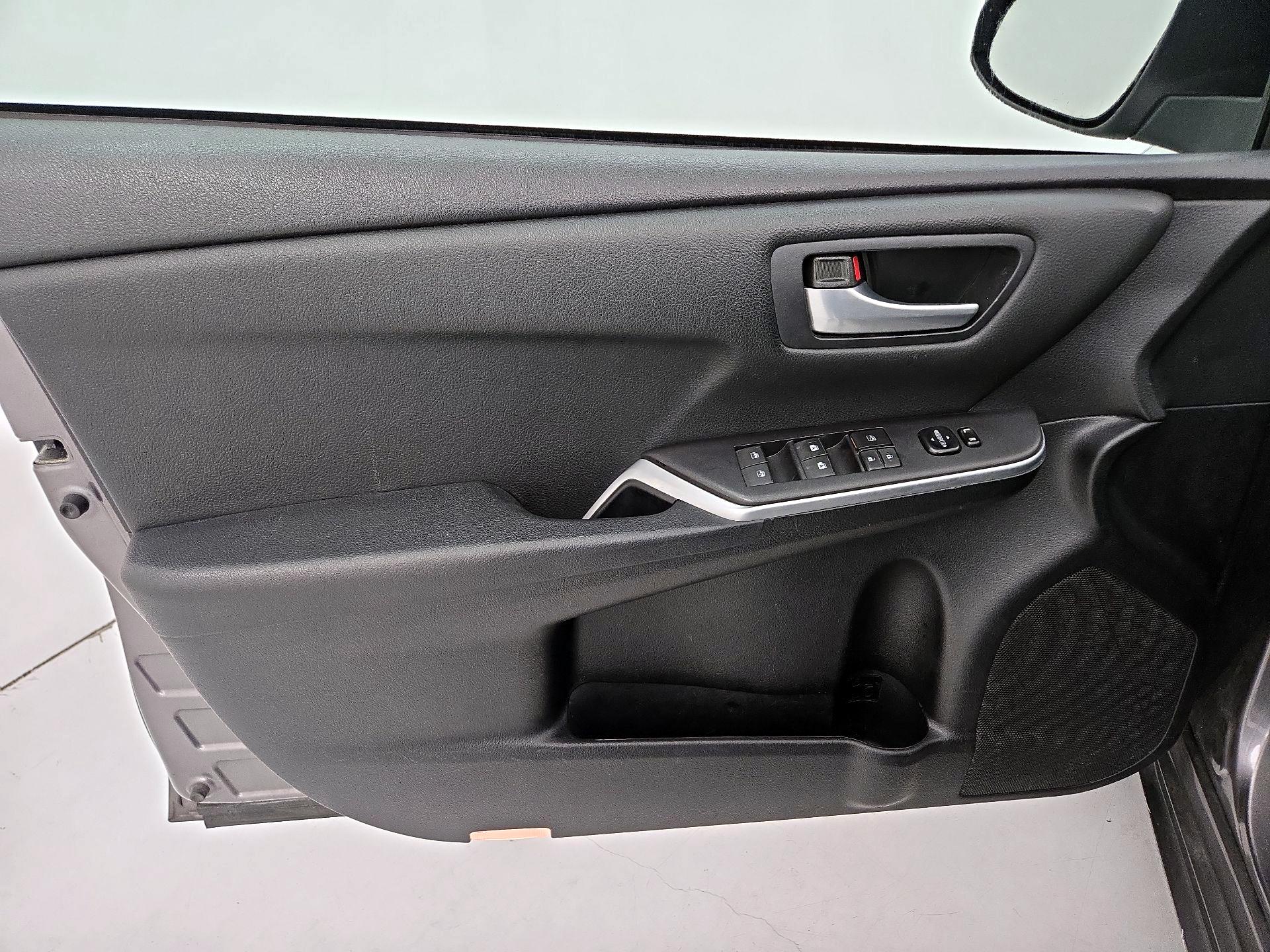 Thumbnail: 2015 Toyota Camry - 12