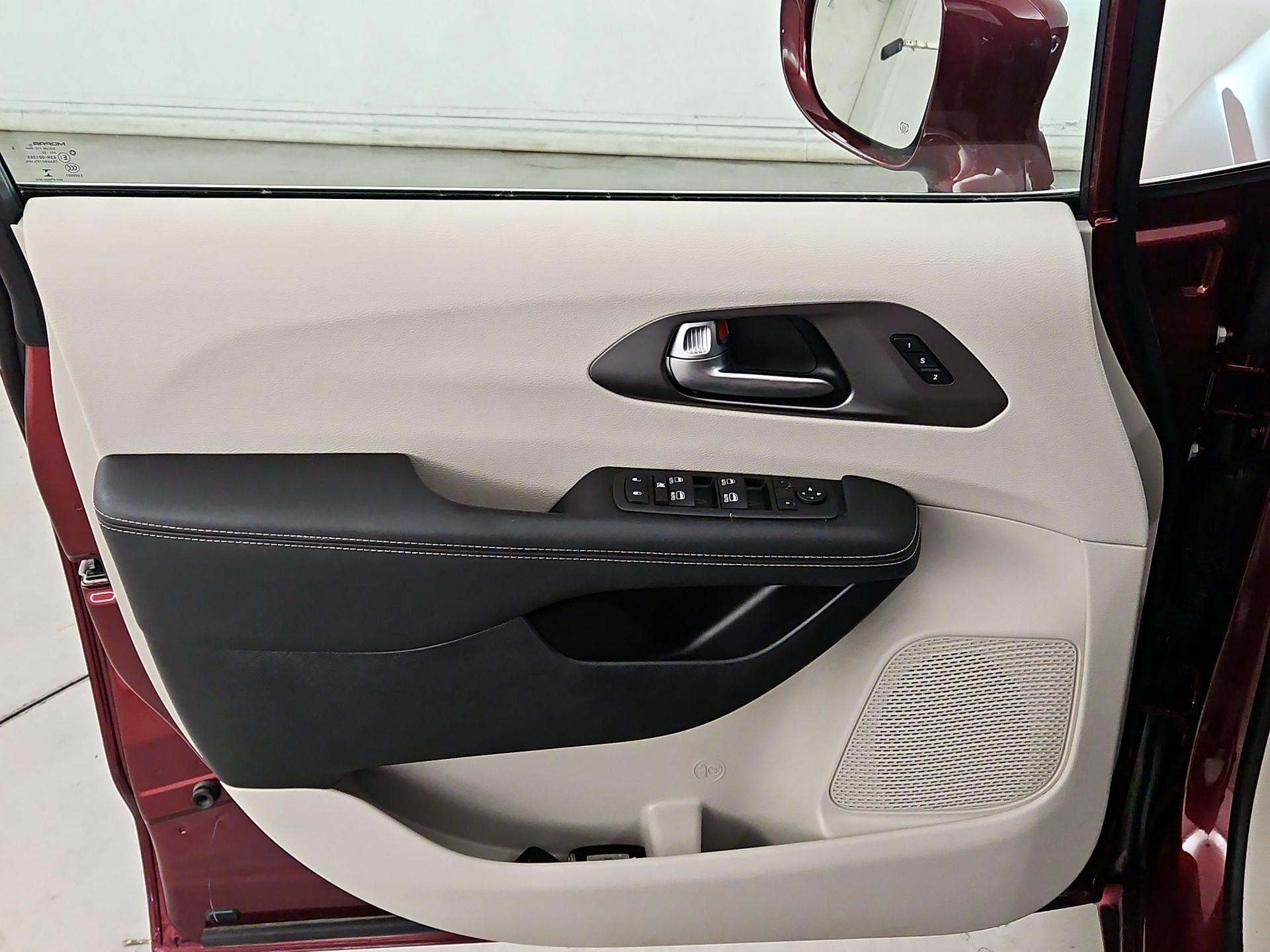 Thumbnail: 2022 Chrysler Pacifica - 12