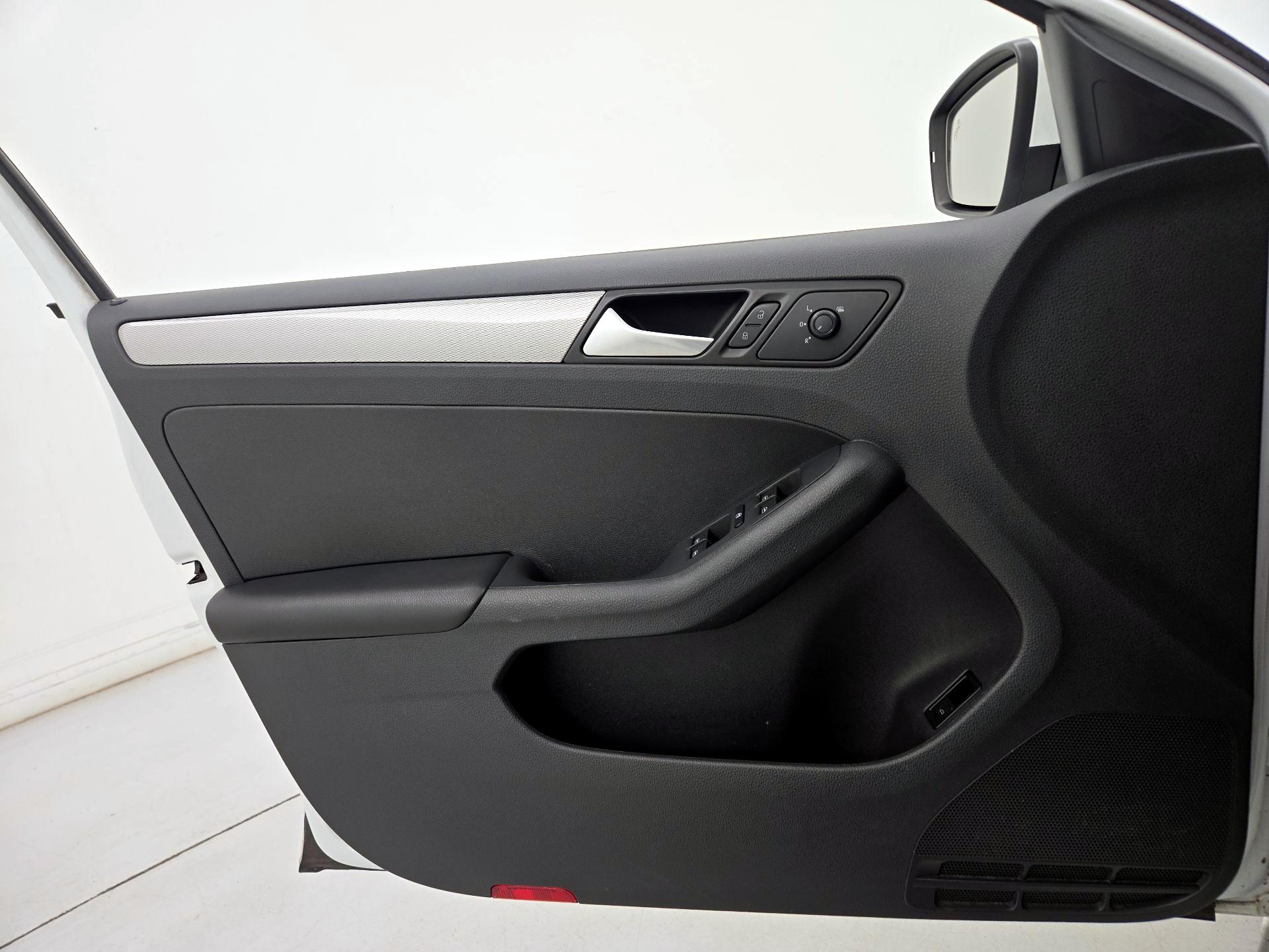 Thumbnail: 2017 Volkswagen Jetta - 12