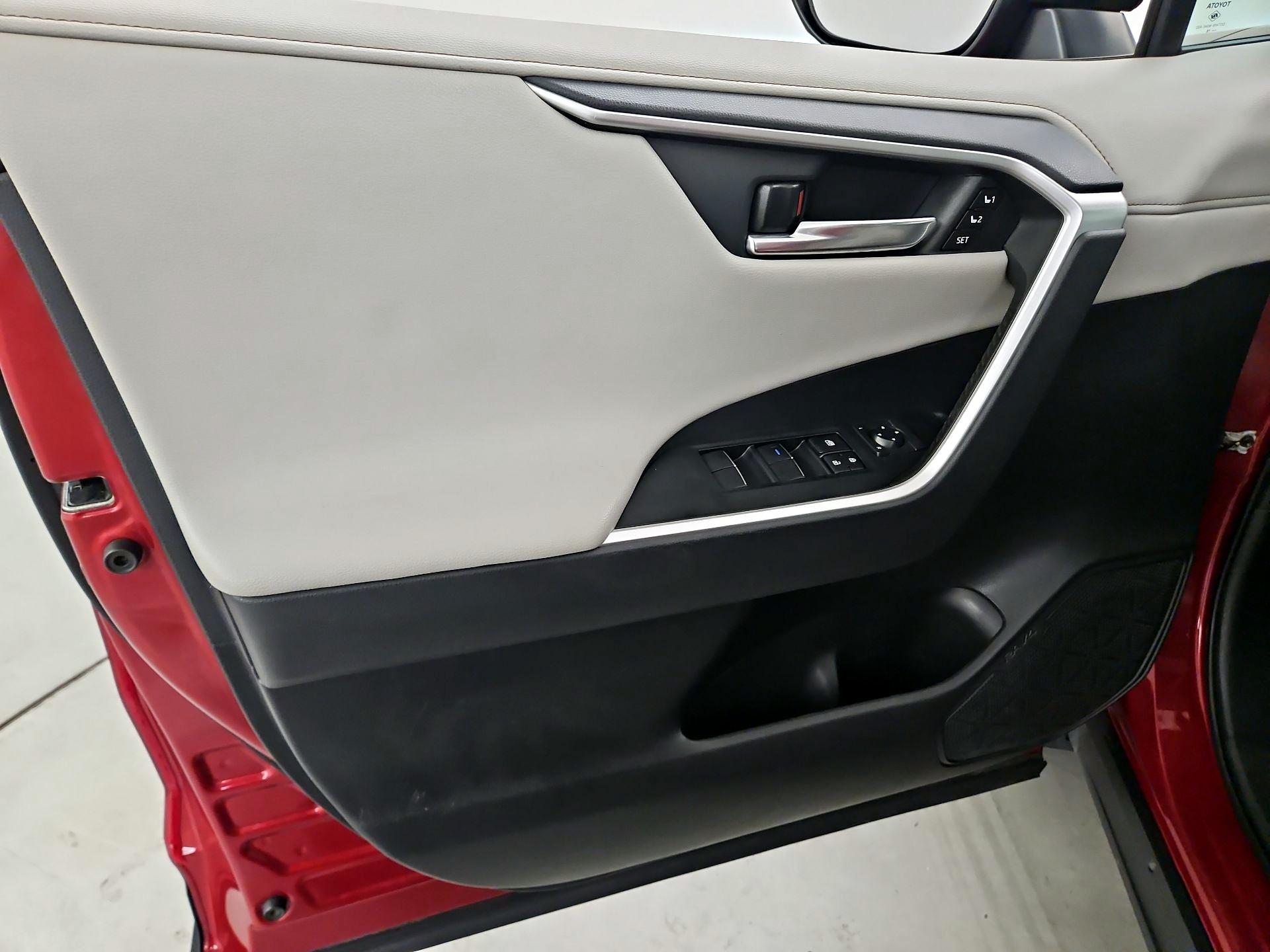 Thumbnail: 2019 Toyota RAV4 - 12