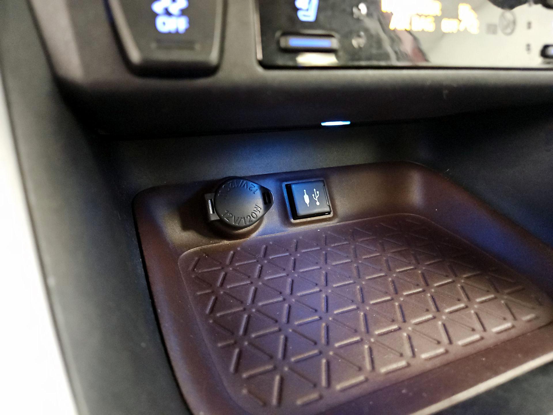 Thumbnail: 2019 Toyota RAV4 - 19