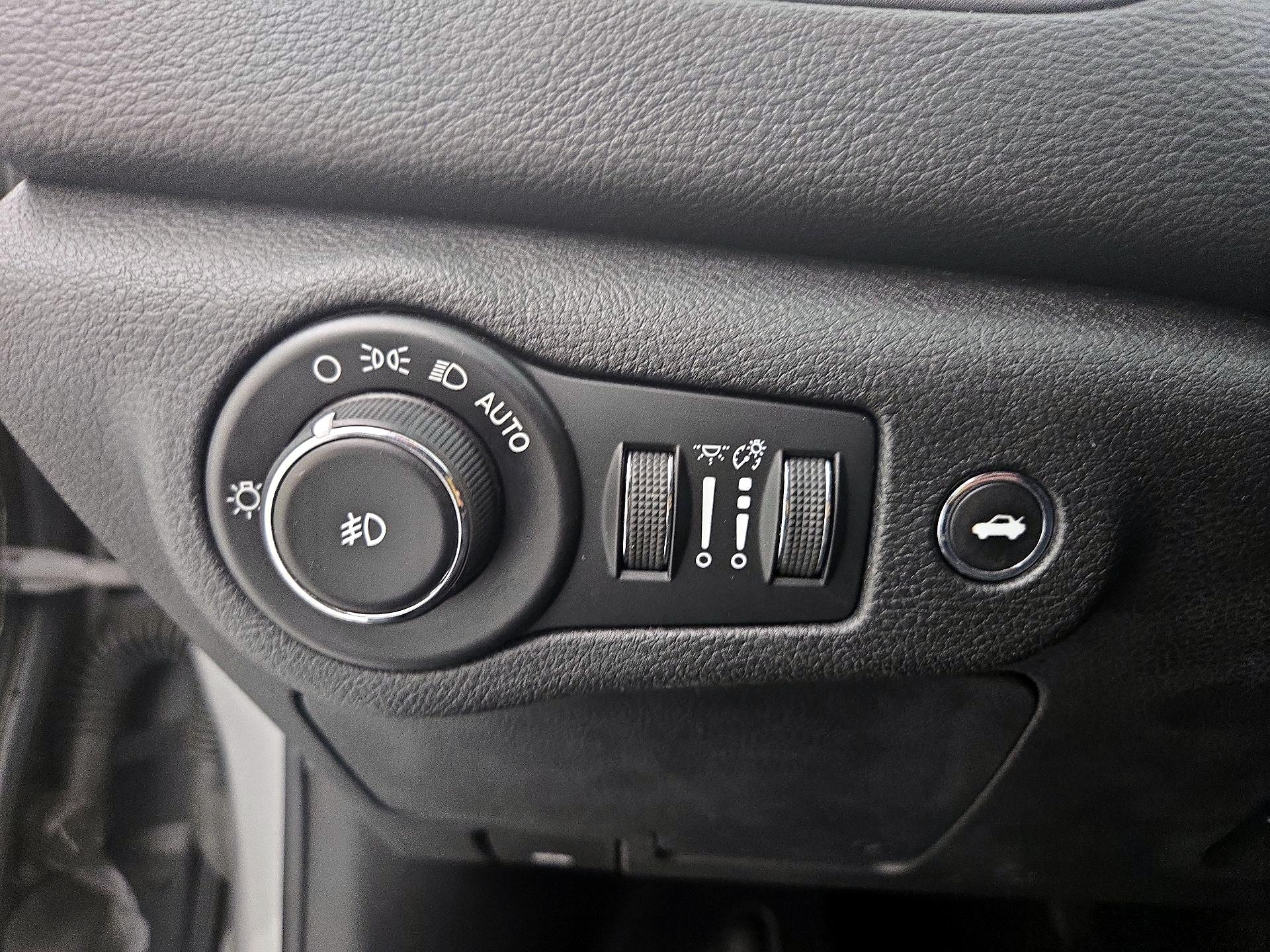 Thumbnail: 2016 Chrysler 200 - 13