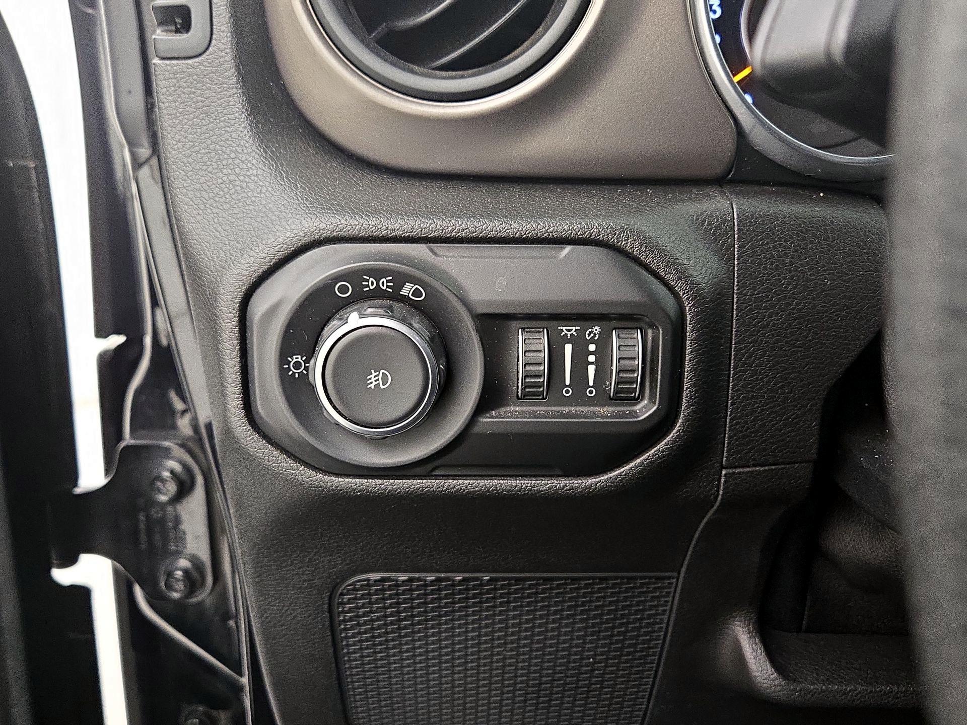 Thumbnail: 2018 Jeep Wrangler - 13