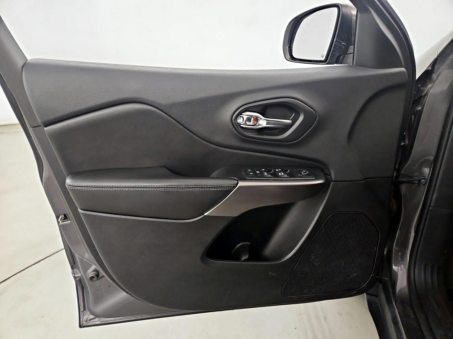 Thumbnail: 2019 Jeep Cherokee - 12