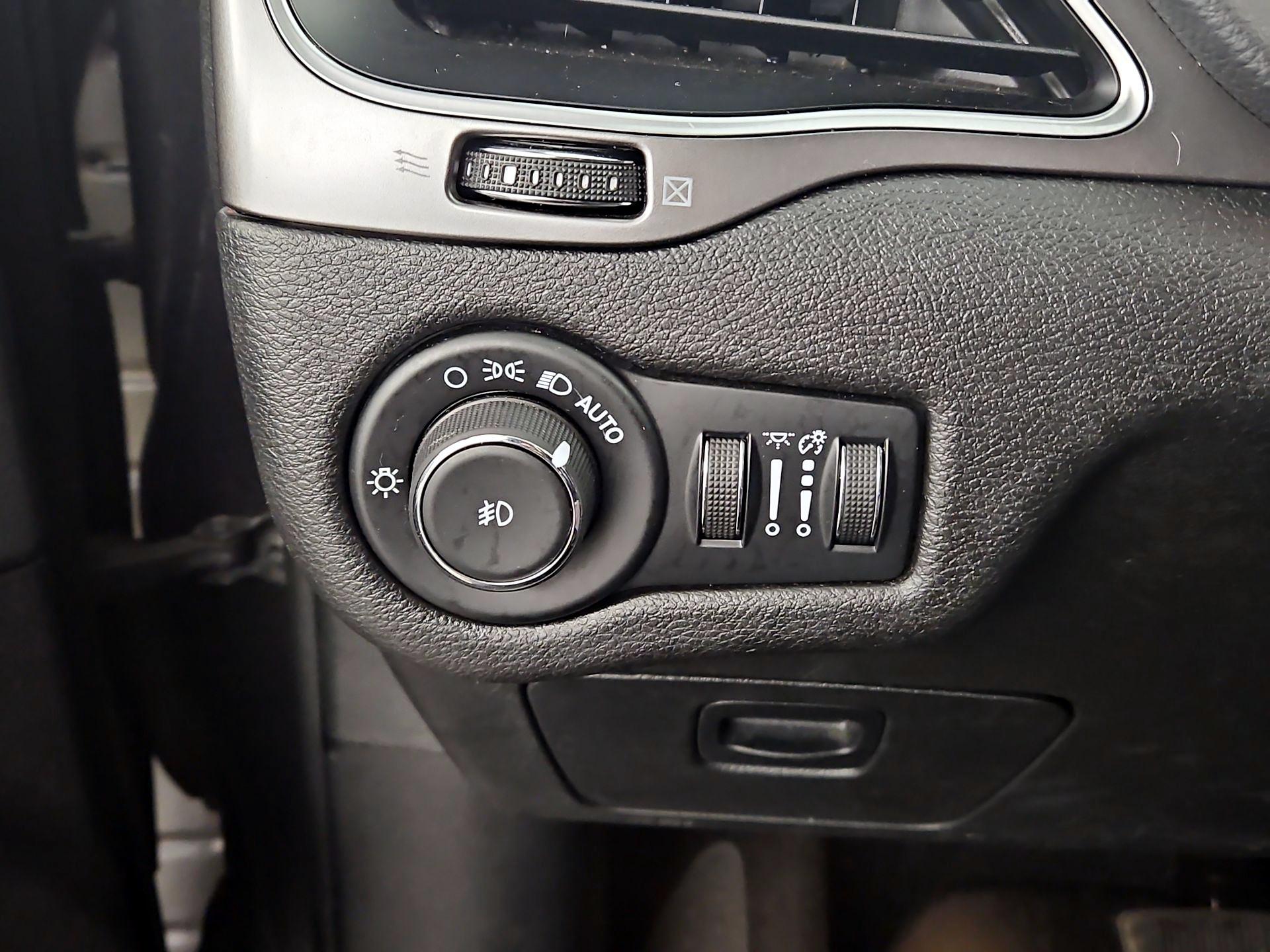 Thumbnail: 2019 Jeep Cherokee - 13