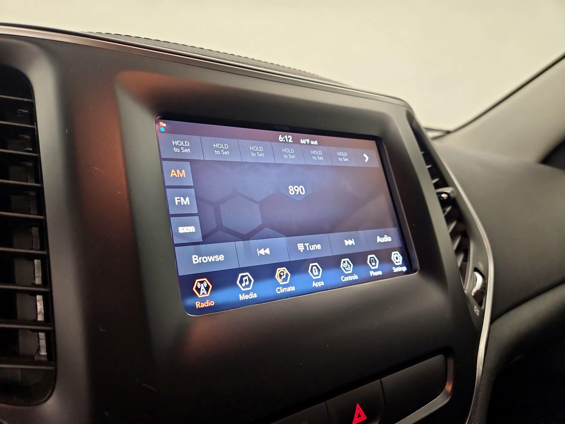 Thumbnail: 2019 Jeep Cherokee - 15