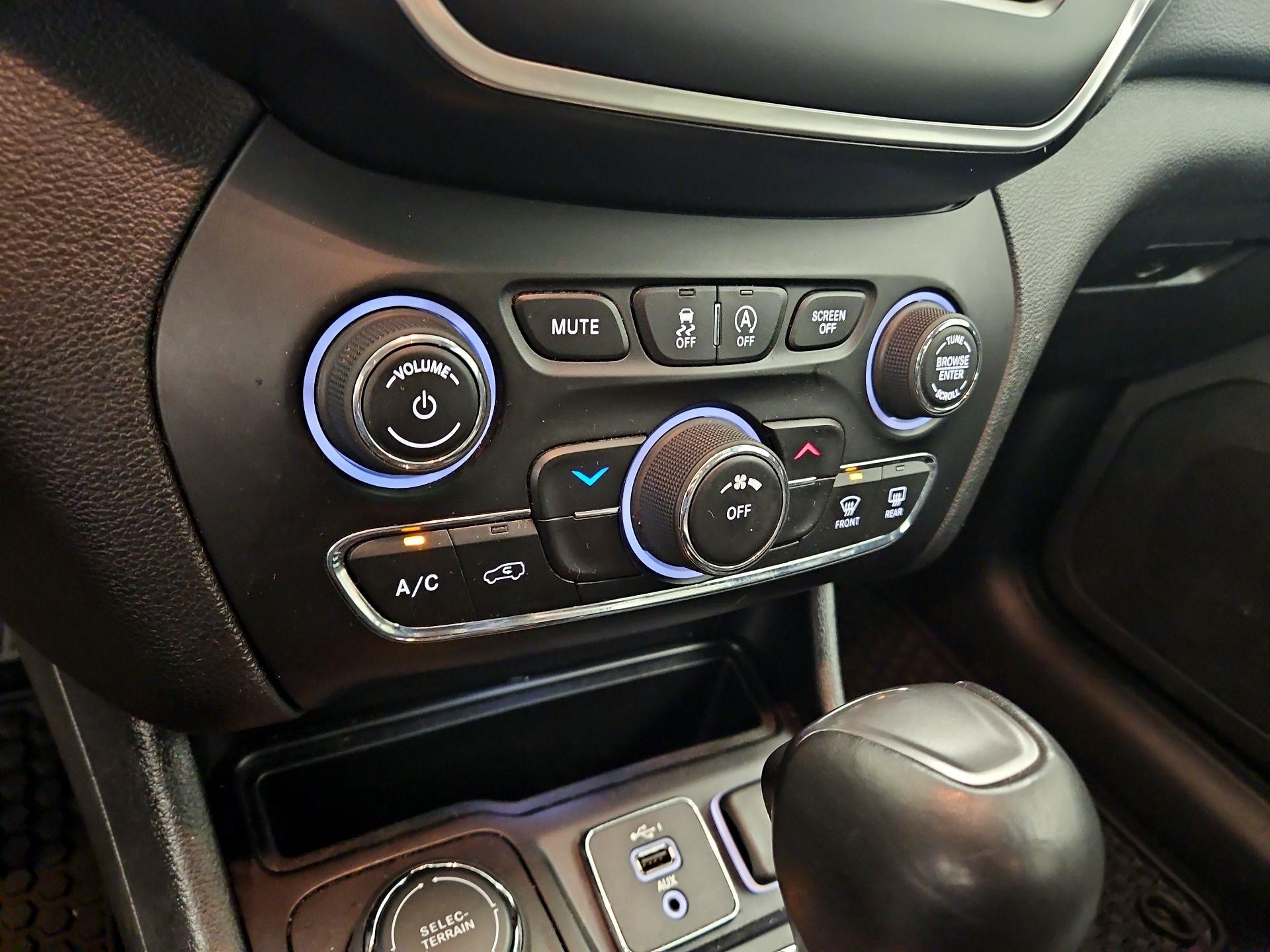 Thumbnail: 2019 Jeep Cherokee - 16