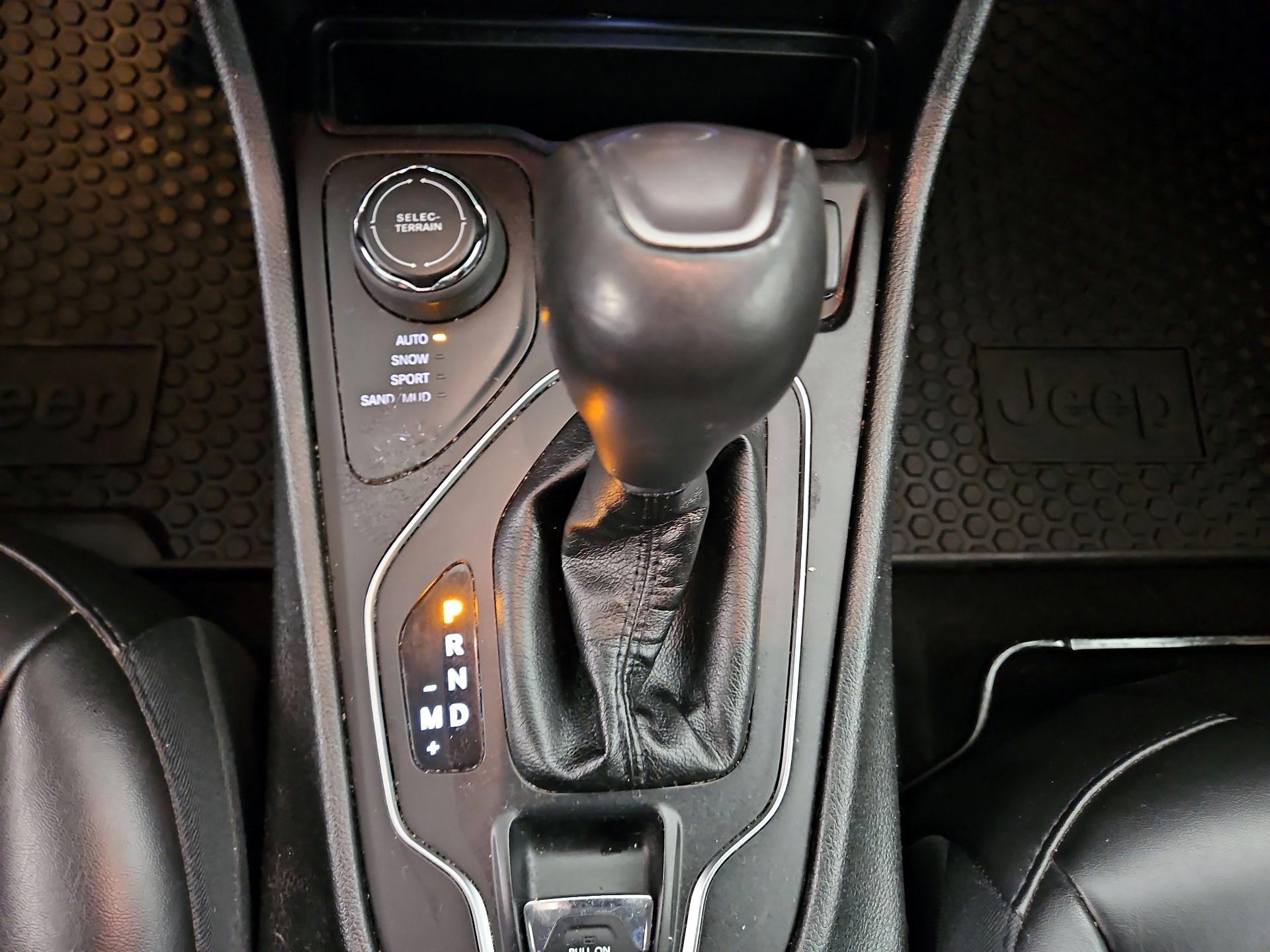 Thumbnail: 2019 Jeep Cherokee - 17