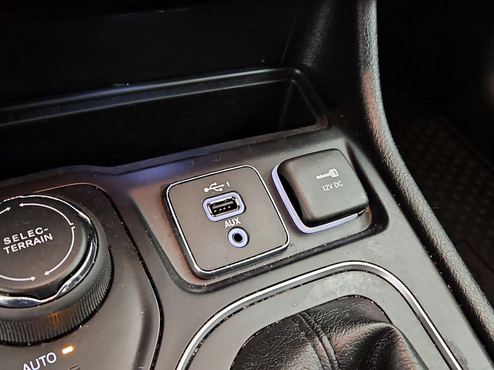 Thumbnail: 2019 Jeep Cherokee - 18