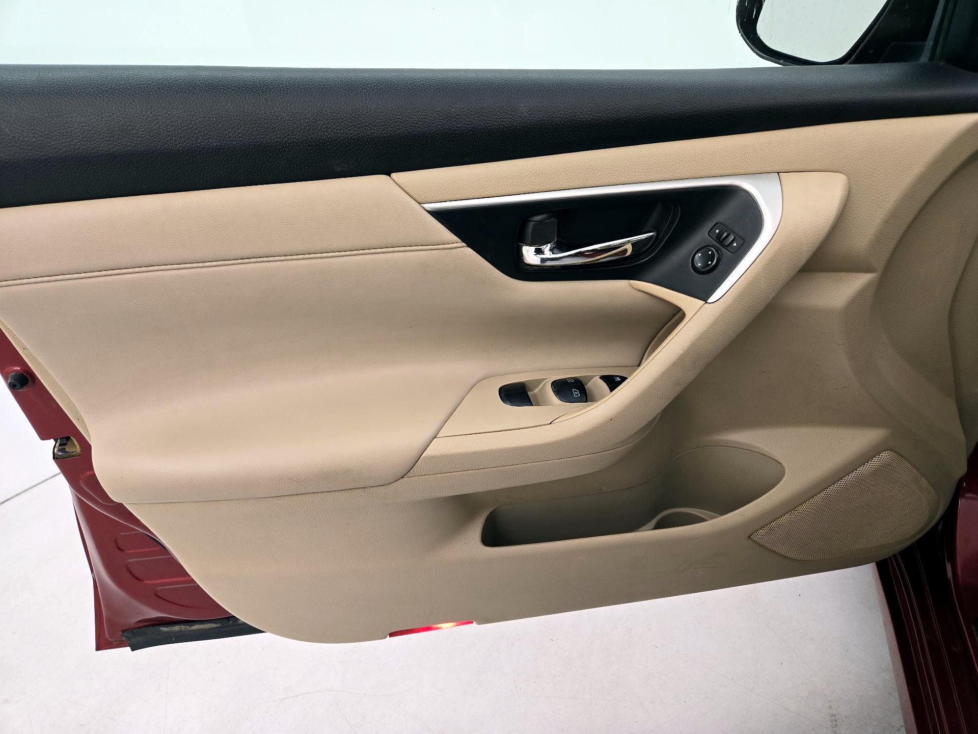 Thumbnail: 2016 Nissan Altima - 12