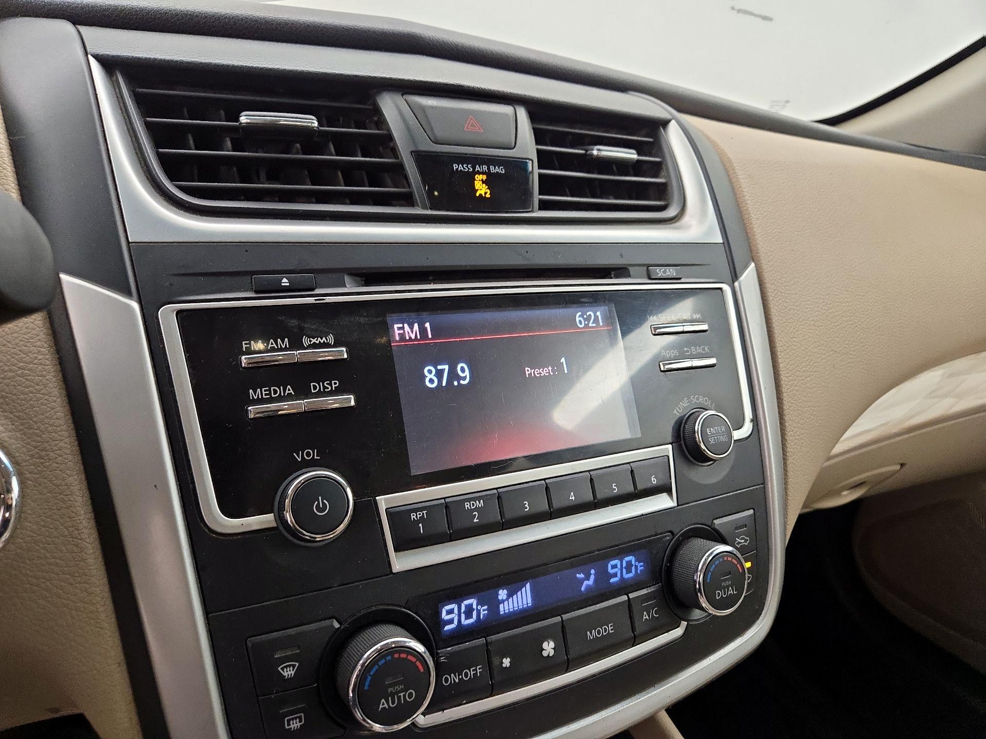 Thumbnail: 2016 Nissan Altima - 15