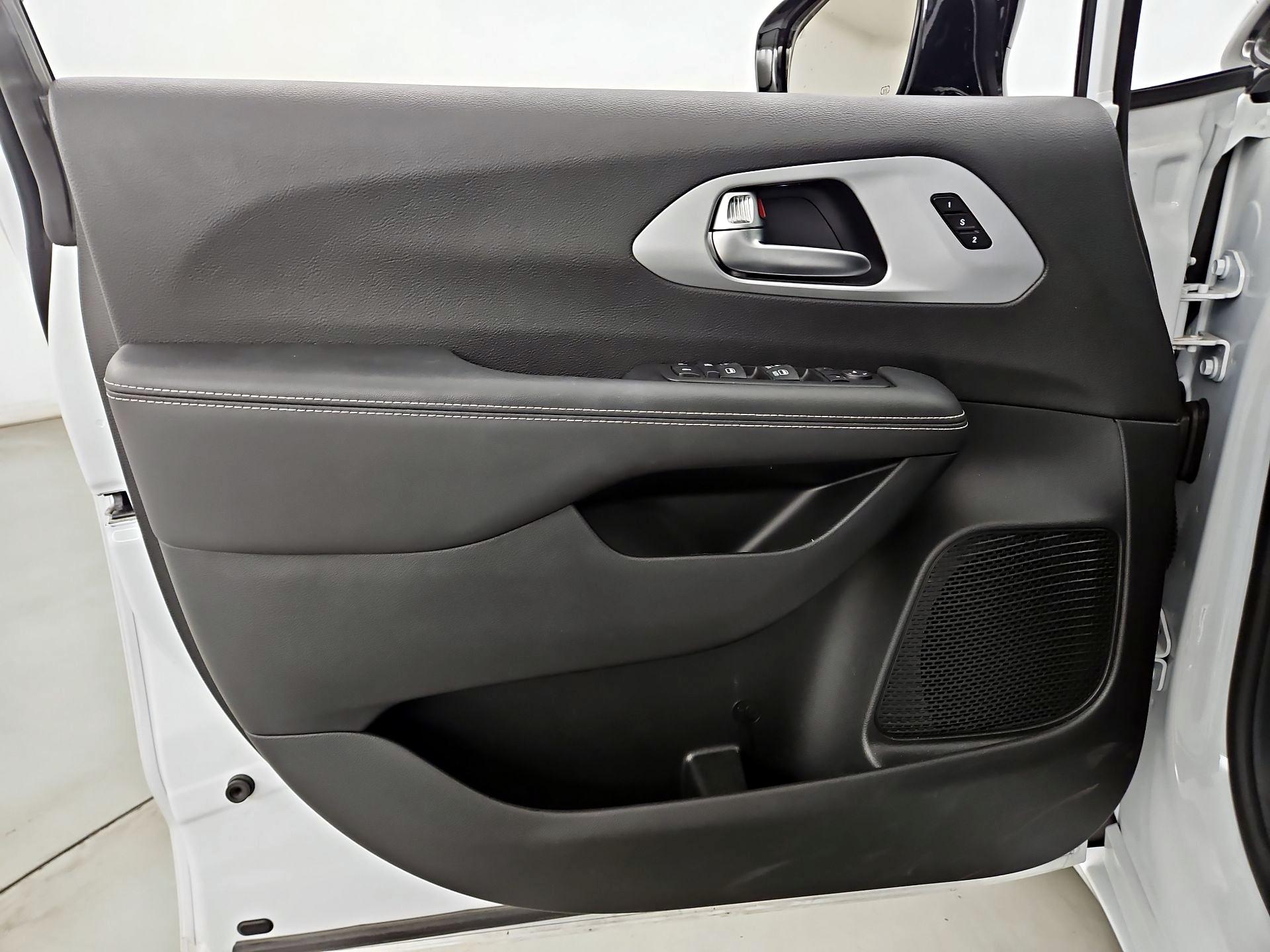 Thumbnail: 2024 Chrysler Pacifica - 12