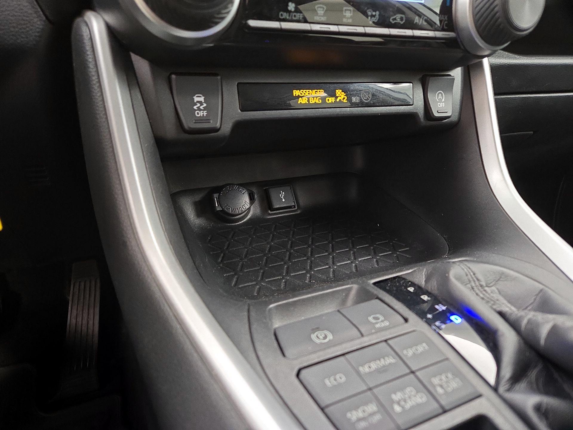 Thumbnail: 2021 Toyota RAV4 - 18