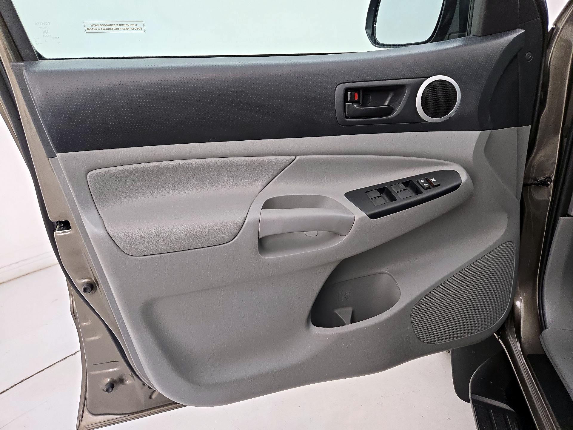 Thumbnail: 2015 Toyota Tacoma - 12