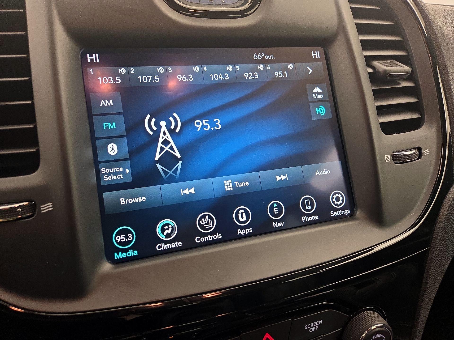 Thumbnail: 2023 Chrysler 300 - 16