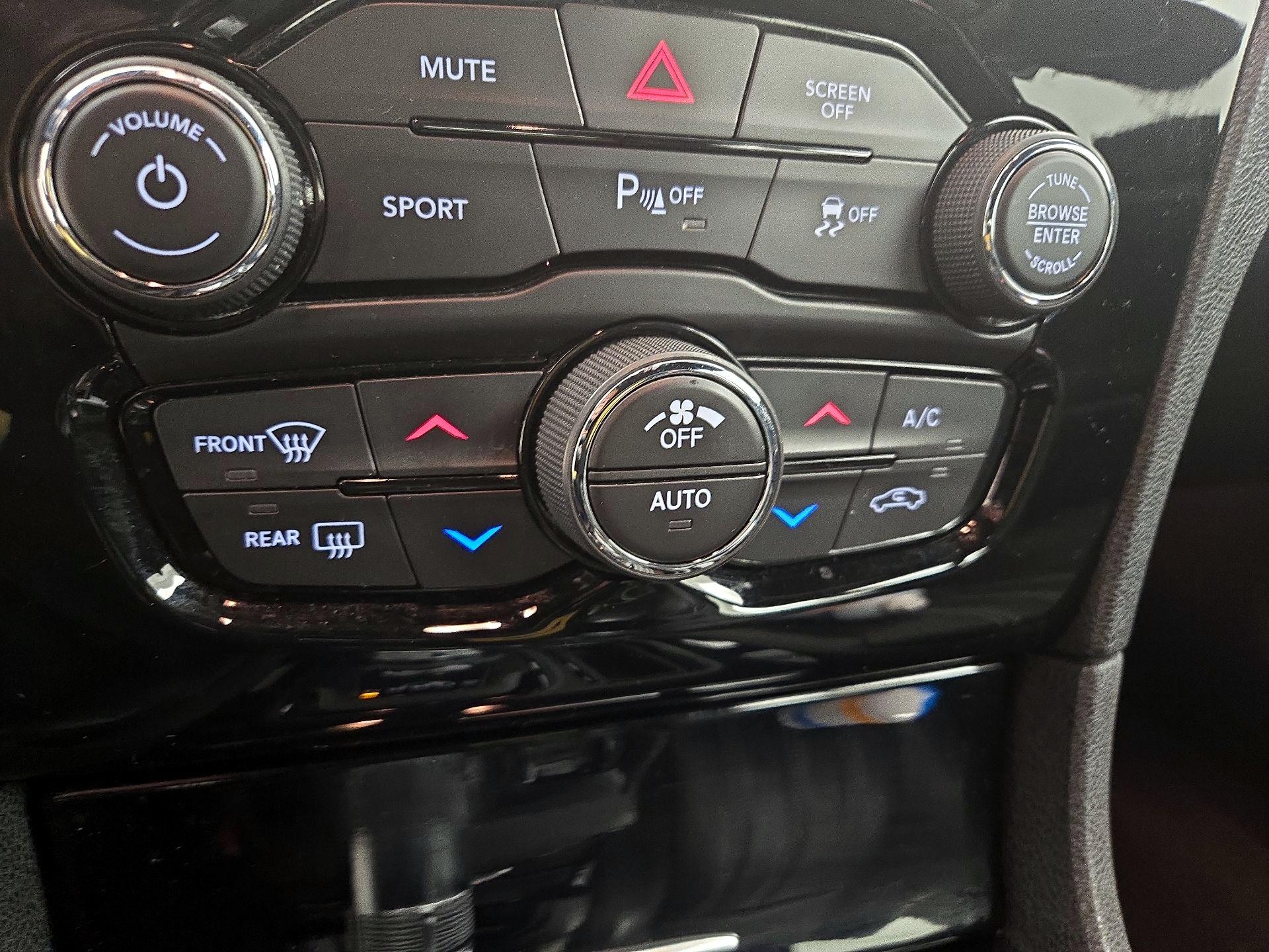 Thumbnail: 2023 Chrysler 300 - 17