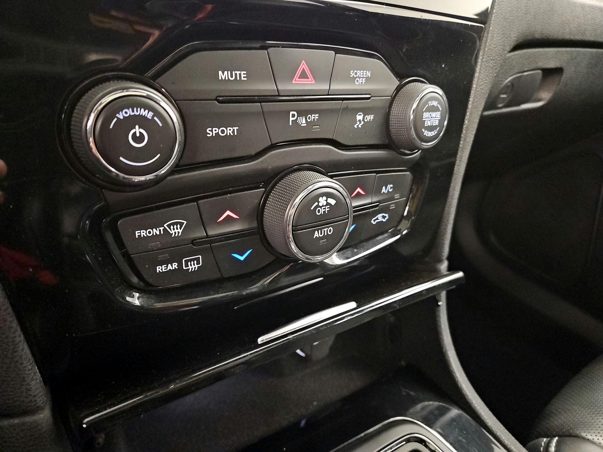 Thumbnail: 2023 Chrysler 300 - 17