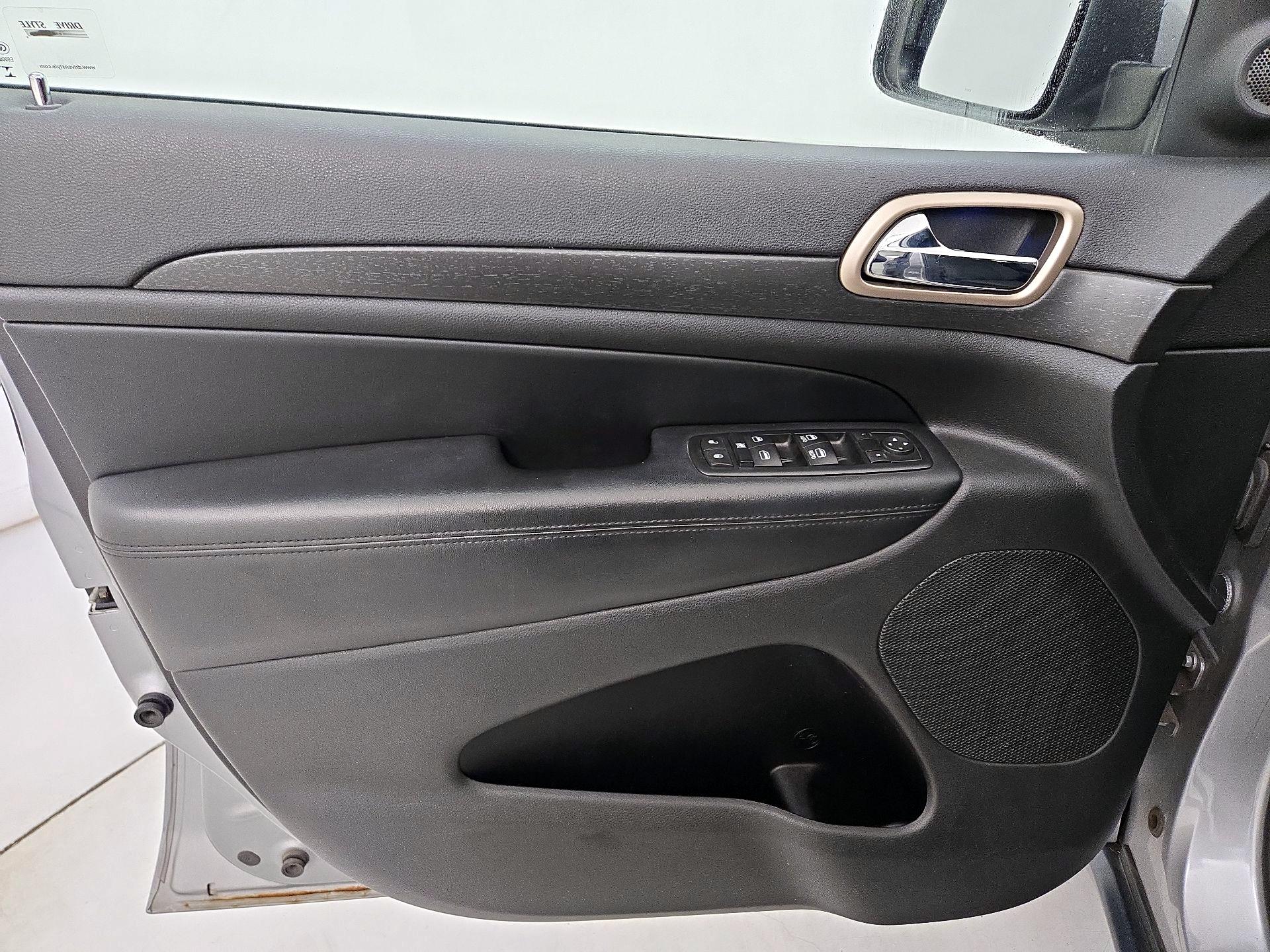 Thumbnail: 2015 Jeep Grand Cherokee - 12