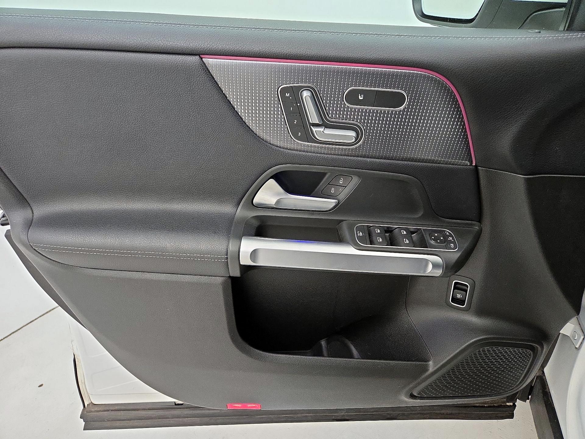 Thumbnail: 2020 Mercedes-Benz GLB - 12