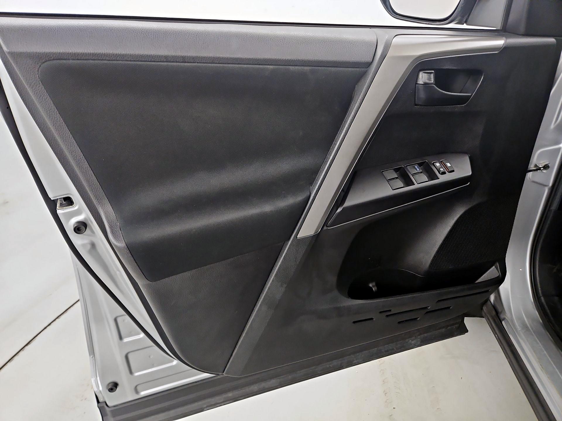 Thumbnail: 2018 Toyota RAV4 - 12