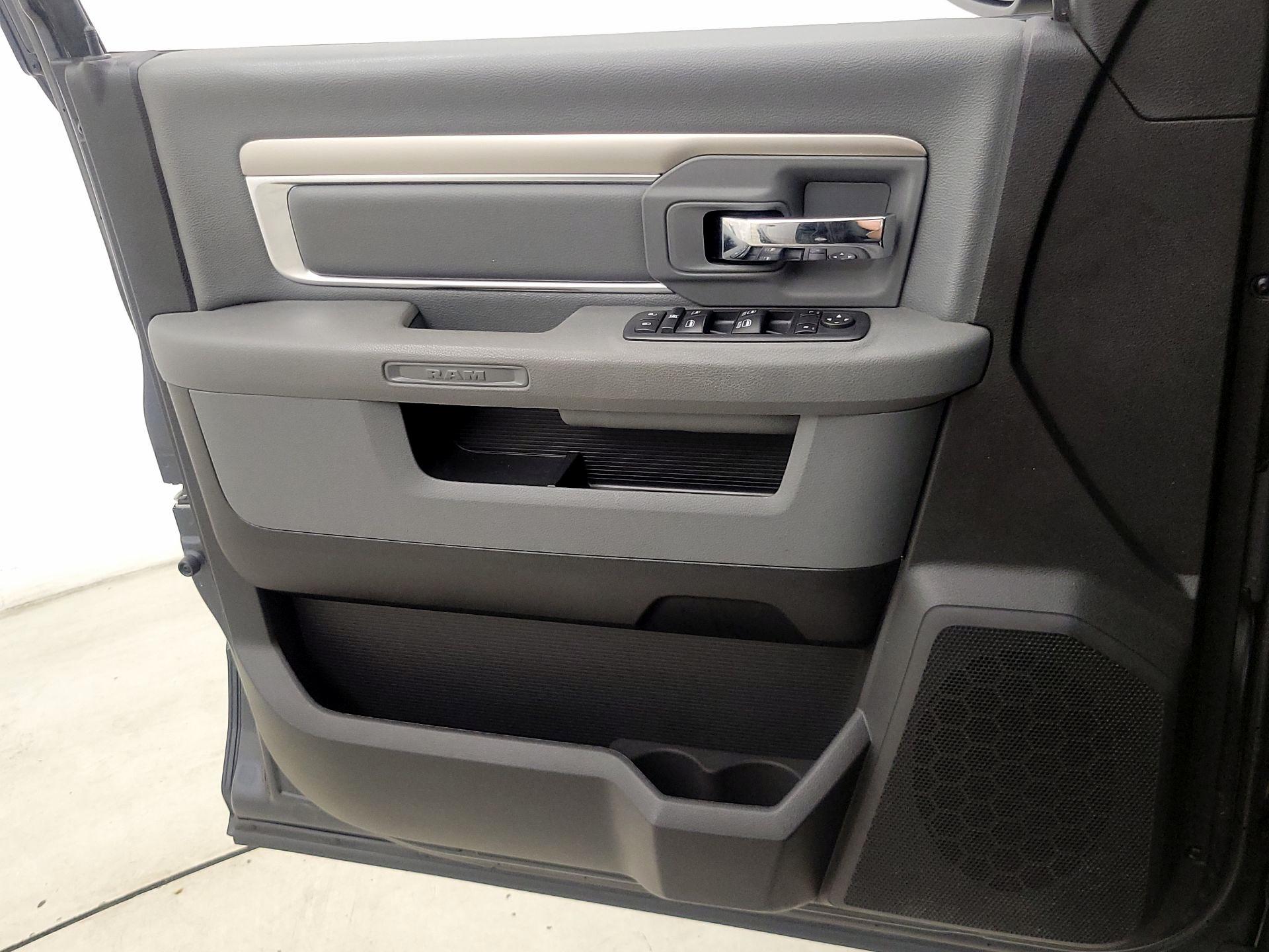 Thumbnail: 2020 RAM 1500 Classic - 12