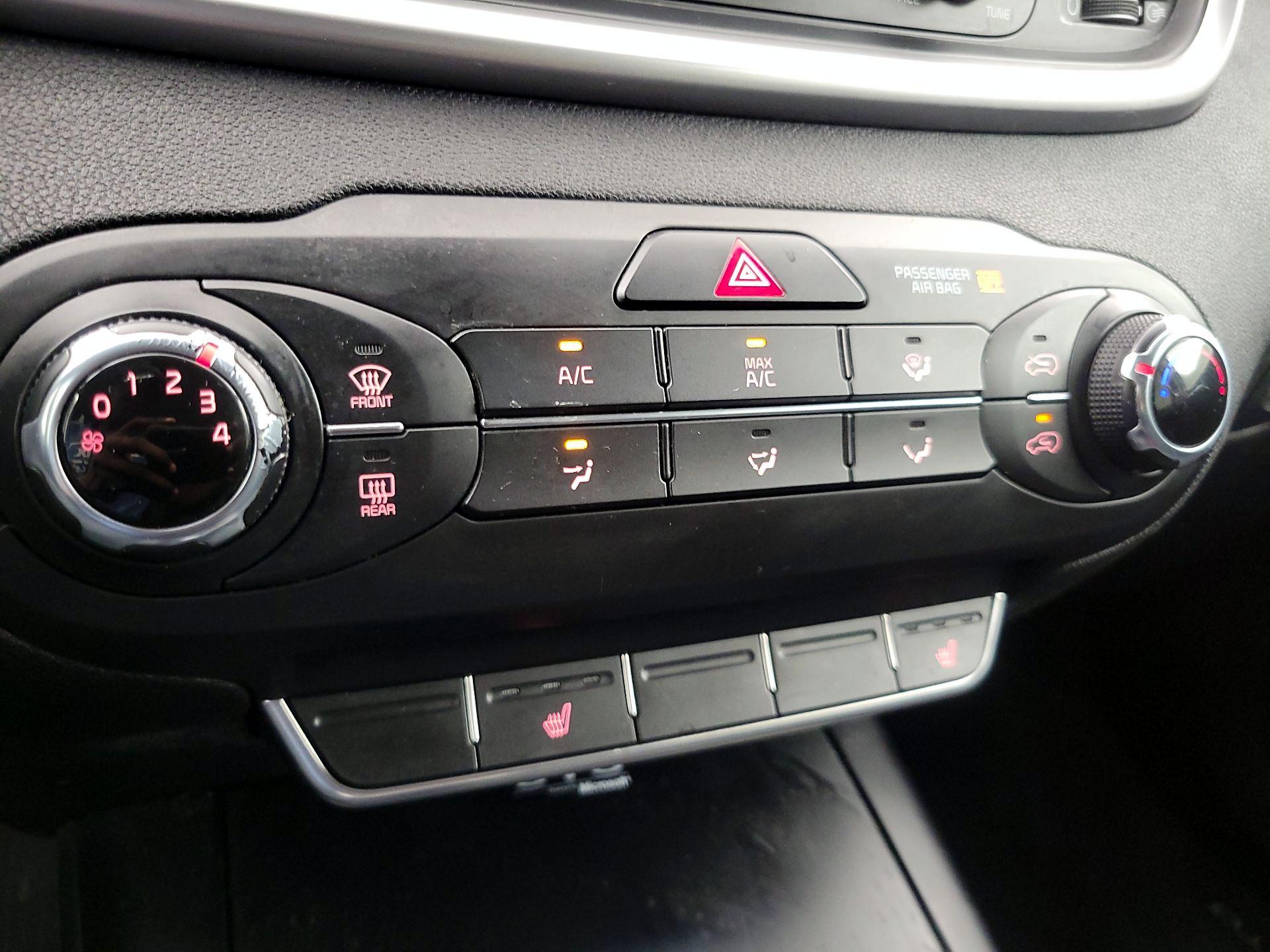 Thumbnail: 2016 Kia Sorento - 16