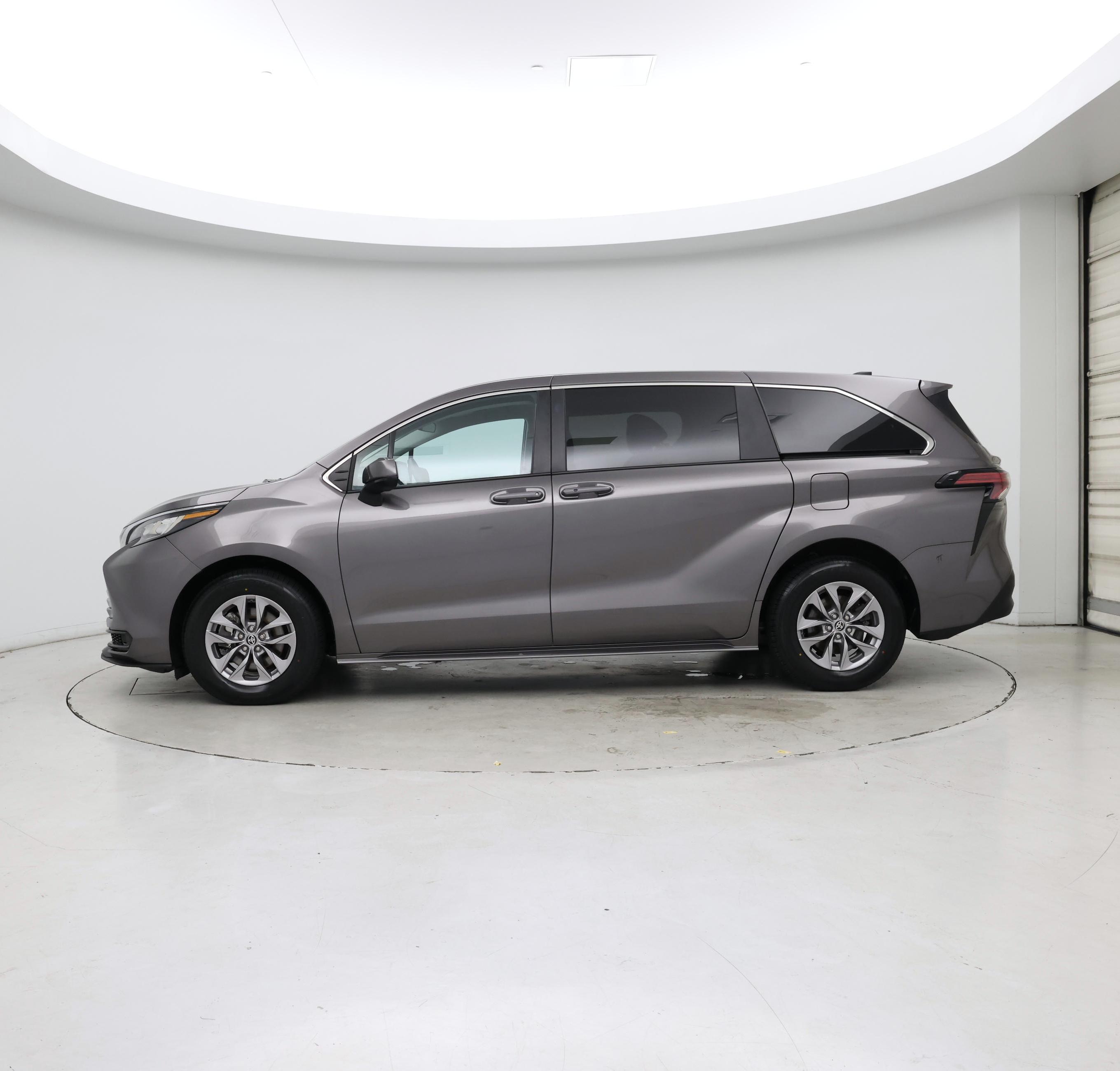 Thumbnail: 2022 Toyota Sienna - 3