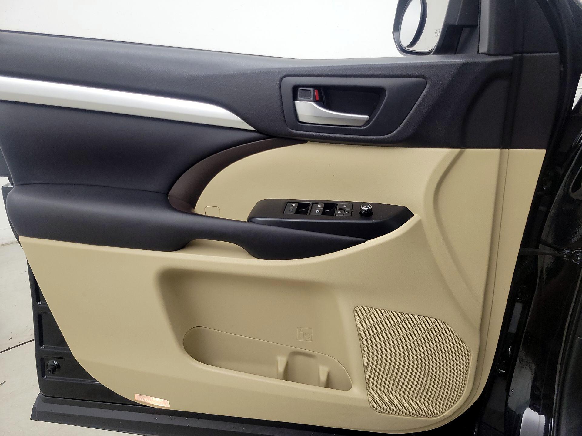 Thumbnail: 2016 Toyota Highlander - 12