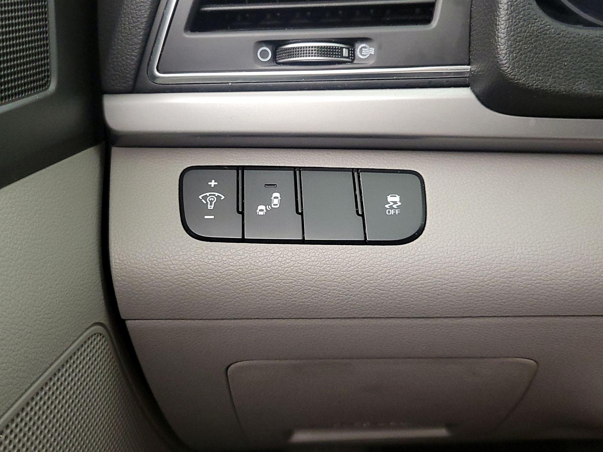 Thumbnail: 2018 Hyundai Elantra - 13