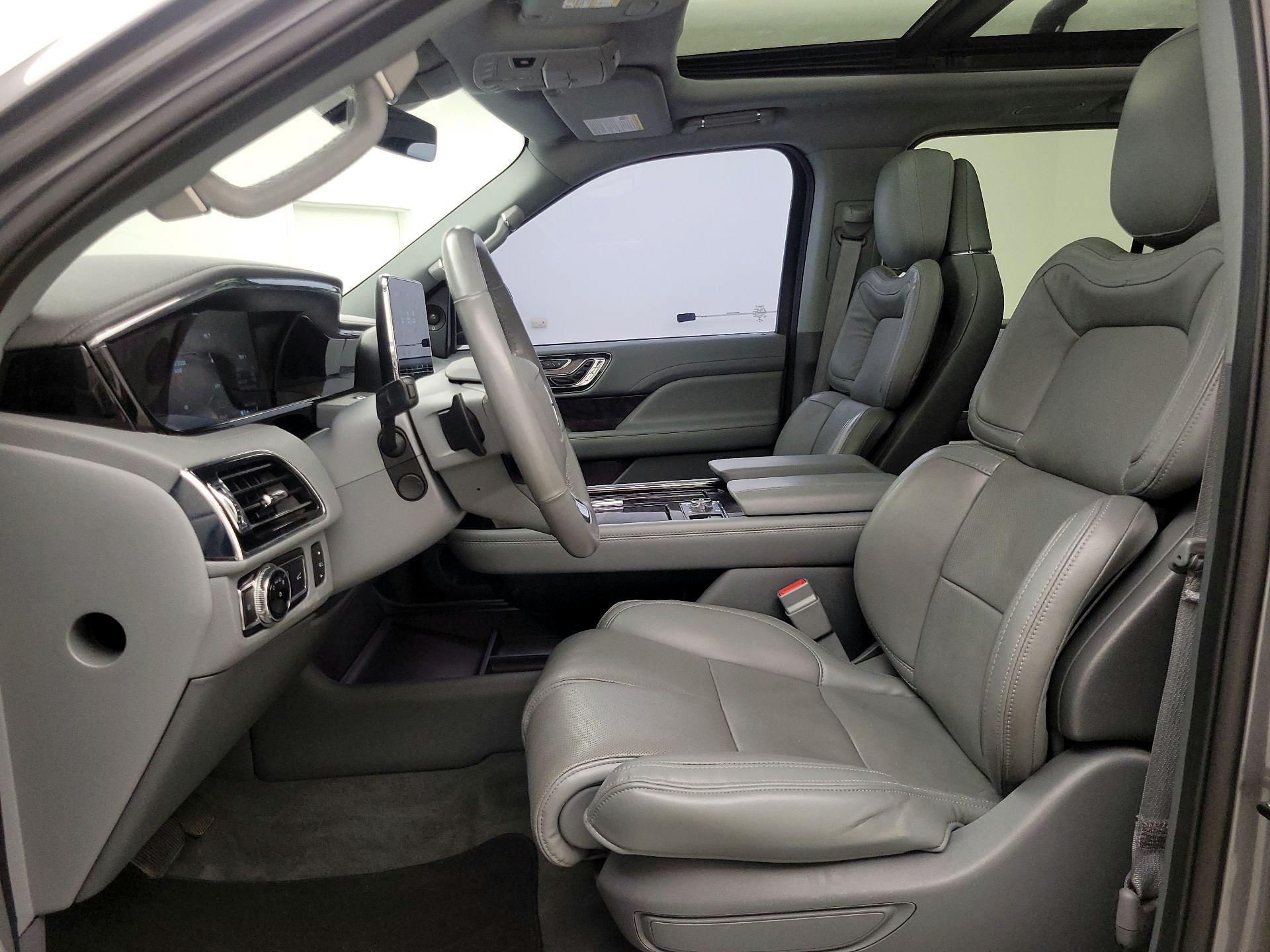 Thumbnail: 2021 Lincoln Navigator L - 11