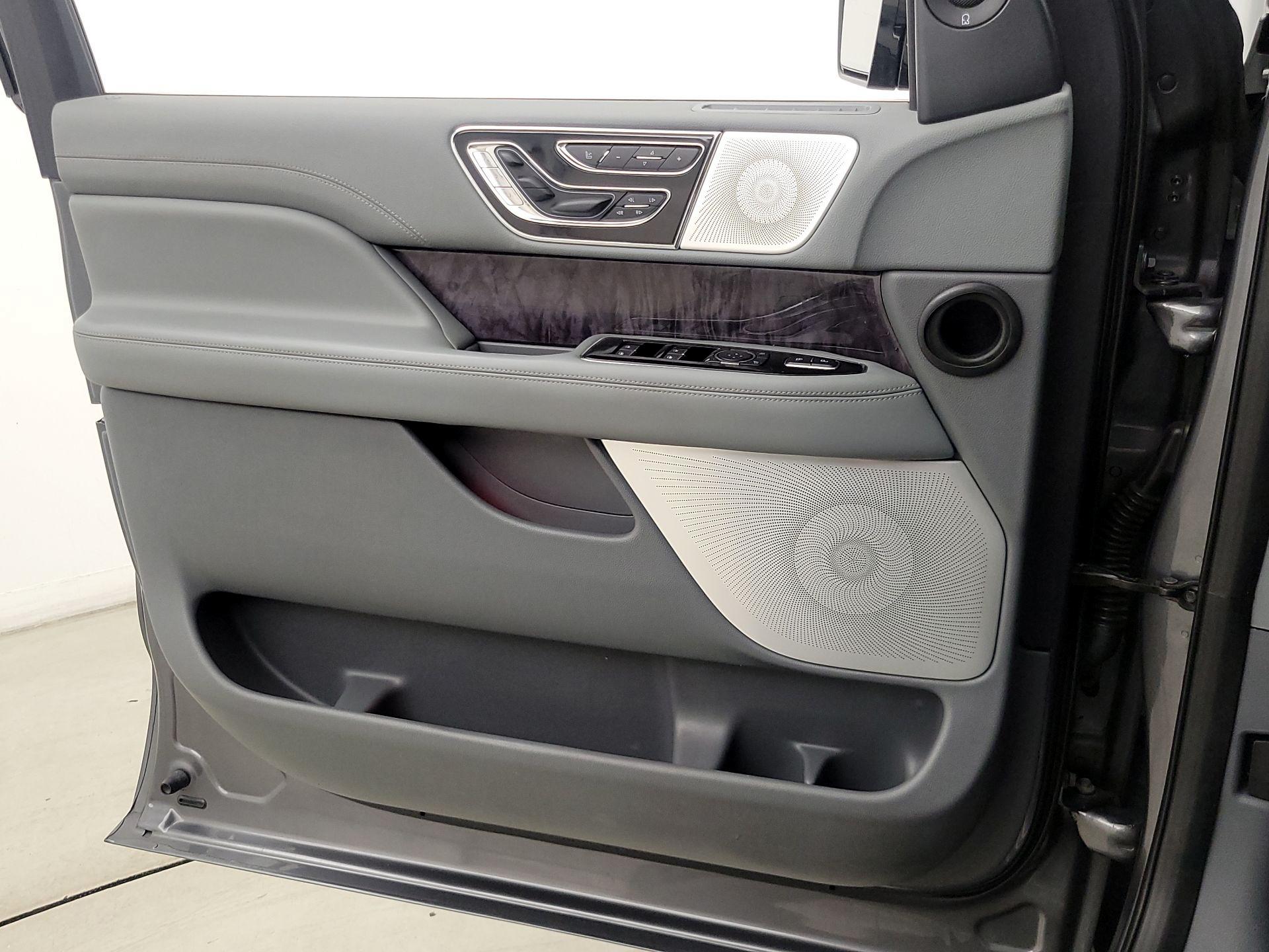 Thumbnail: 2021 Lincoln Navigator L - 12