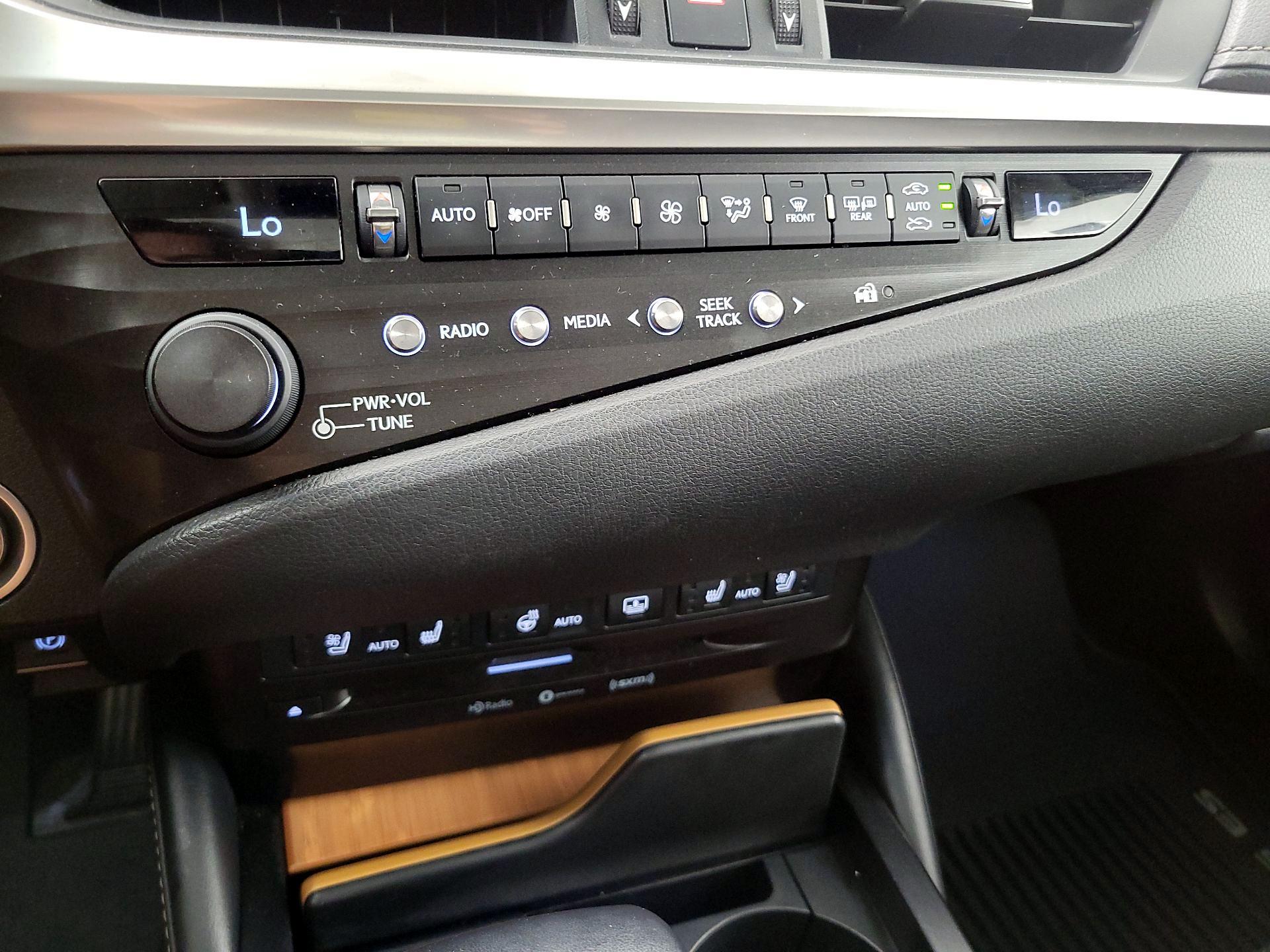 Thumbnail: 2020 Lexus ES - 17