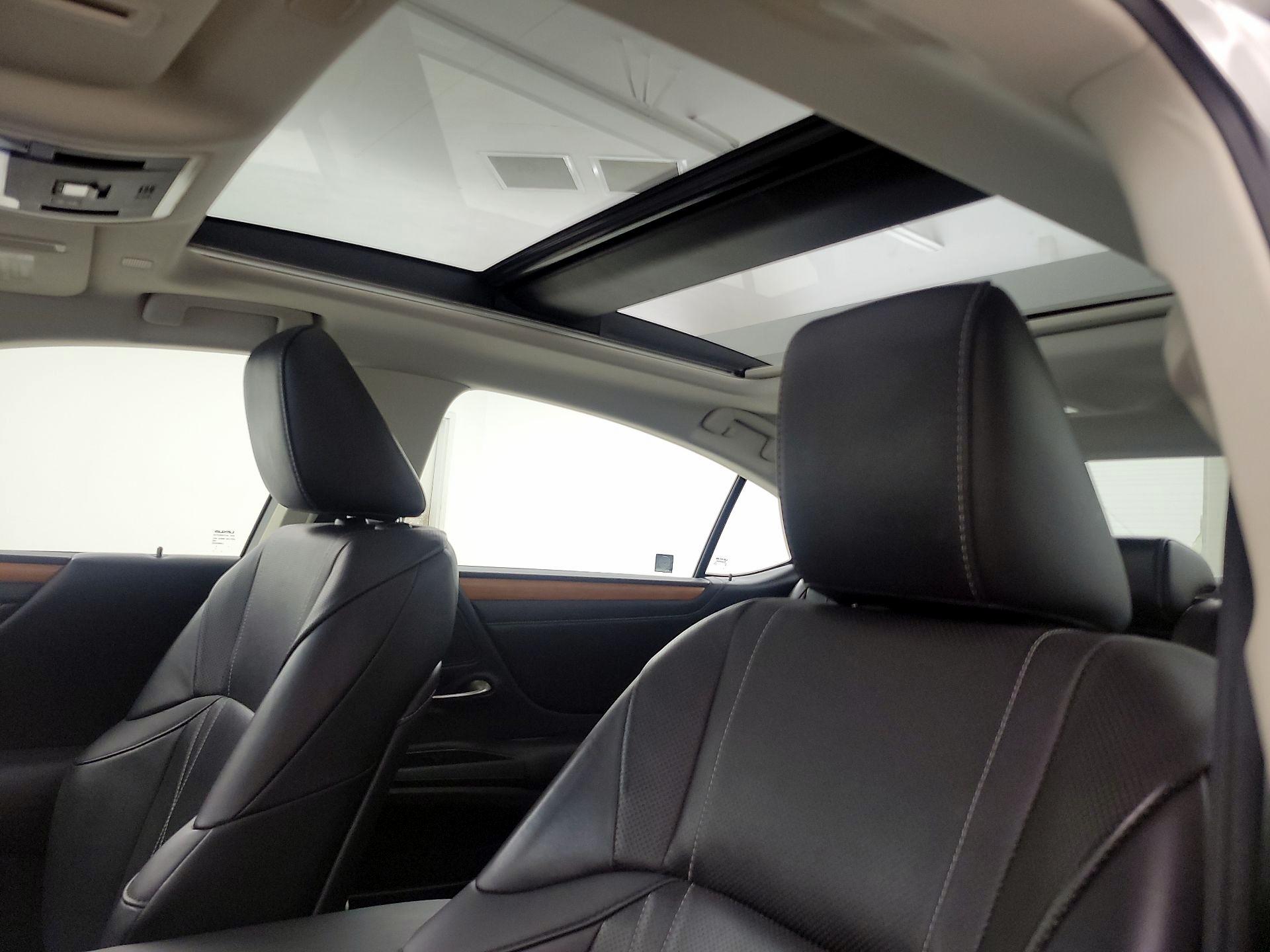 Thumbnail: 2020 Lexus ES - 20