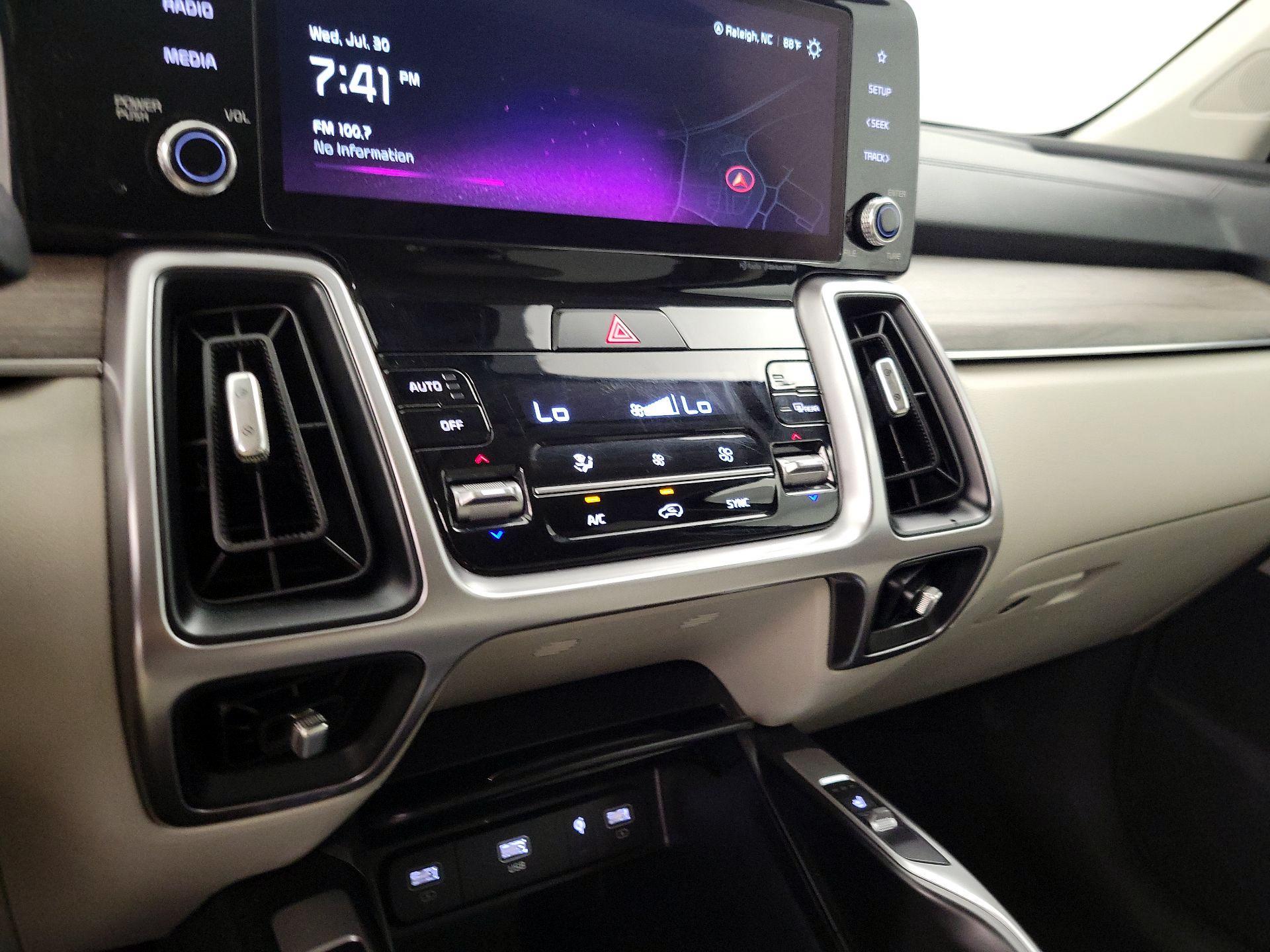 Thumbnail: 2023 Kia Sorento - 16